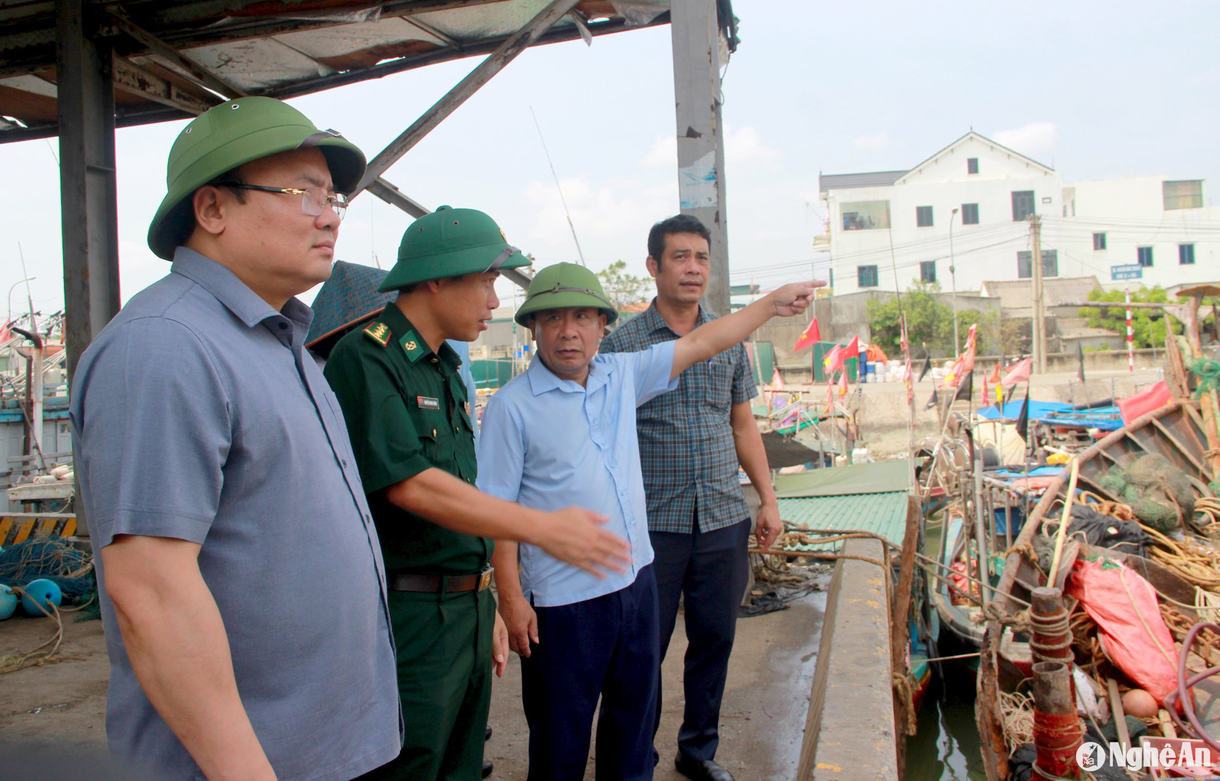 Đồng chí Nguyễn Văn Đệ chỉ đạo TX Hoàng Mai và các đơn vị đảm bảo an toàn cho tàu thuyền neo đậu. Ảnh: Quang An