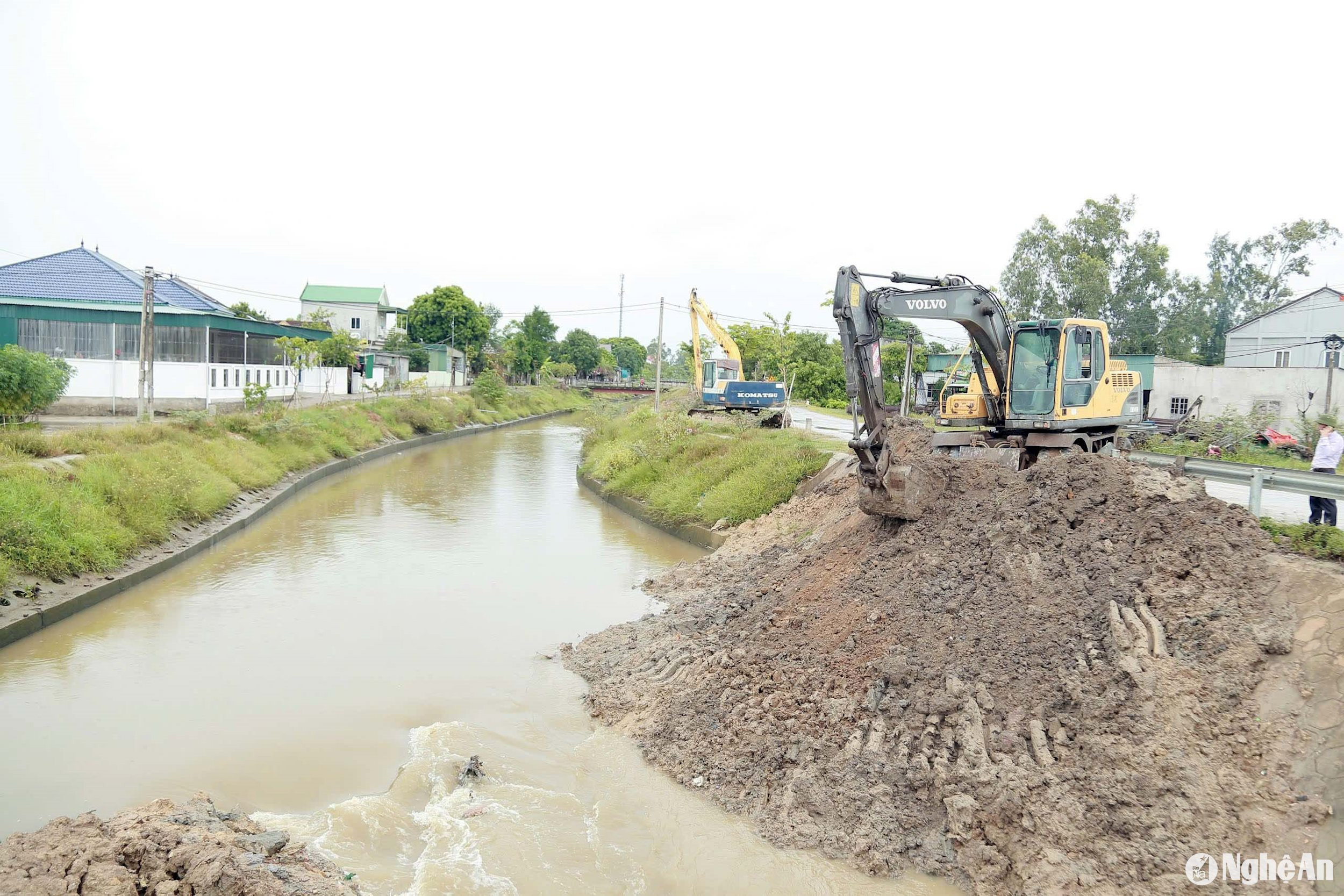 Huy động máy móc khơi thông dòng chảy trên tuyến kênh Lê Xuân Đào đoạn qua xã Hưng Nghĩa, huyện Hưng Nguyên. Ảnh: Phú Hương