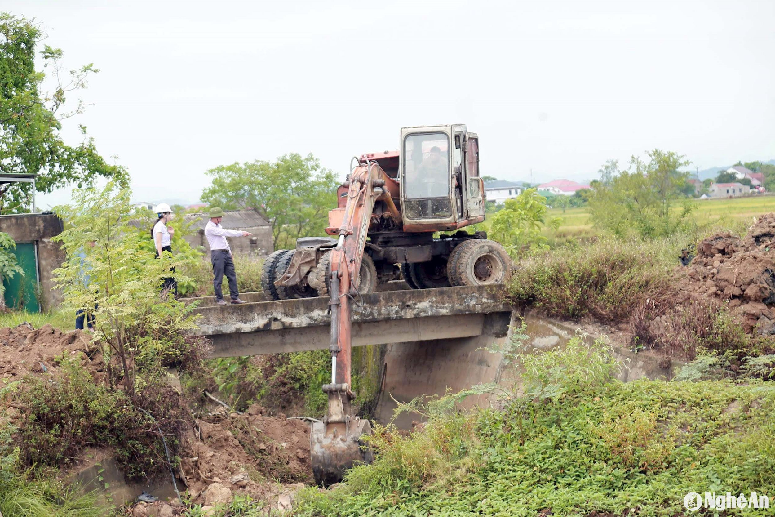  lãnh đạo phòng Nông nghieẹp và Phát triển nông thôn huyện kiểm tra, đôn đốc khơi thông dòng chảy trên tuyến kênh T16. Ảnh- Phú Hương