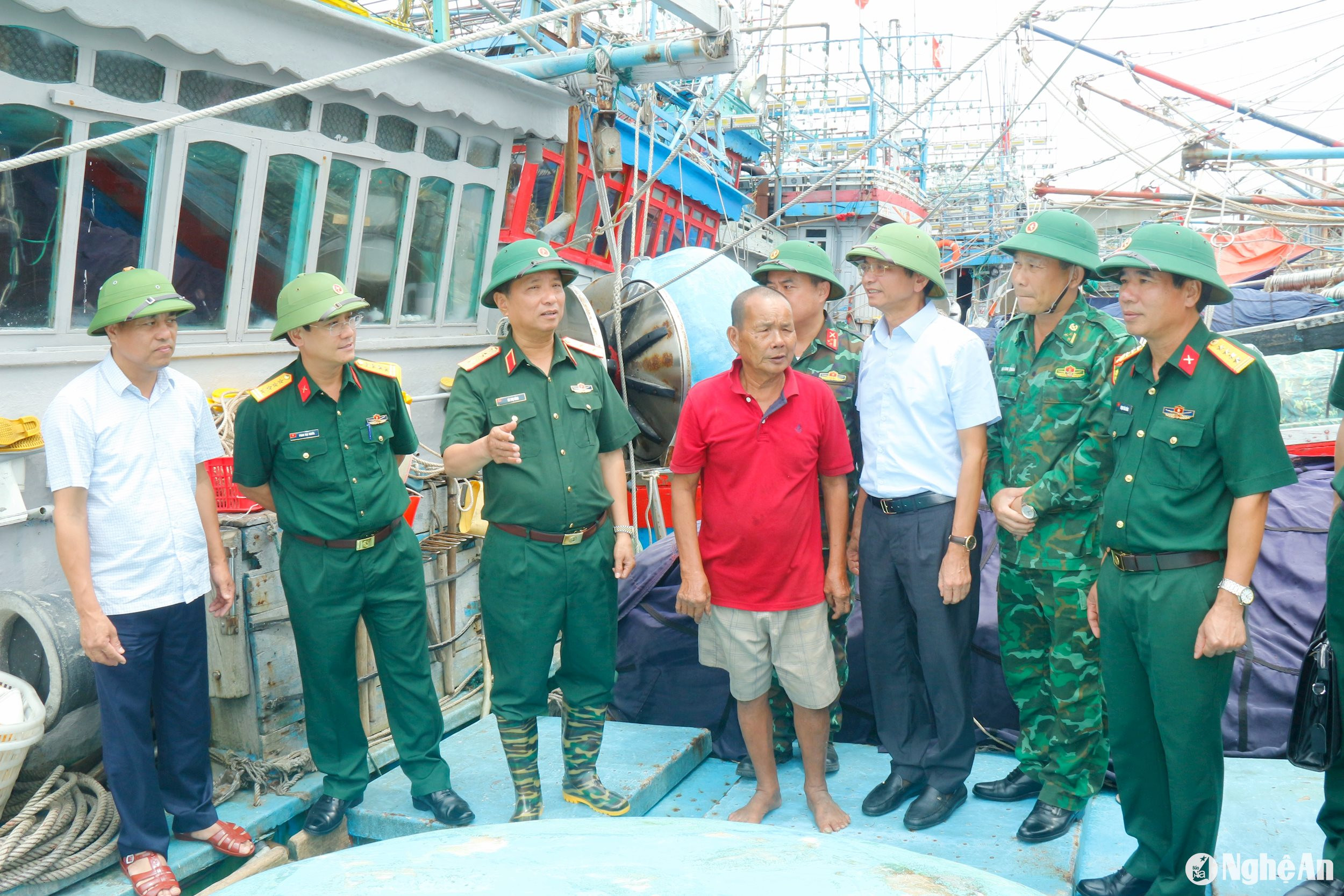 Trung tướng Hà Thọ Bình - Tư lệnh Quân khu và các đồng chí trong đoàn công tác nắm bắt việc phòng, chống mưa bão của ngư dân. Ảnh: Trọng Kiên