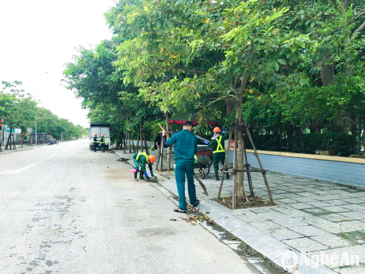 Công nhân môi trường đô thị cũng tăng cường lực lượng dọn dẹp đường phố, hốt rác các mương thoát nước. Ảnh: T.P