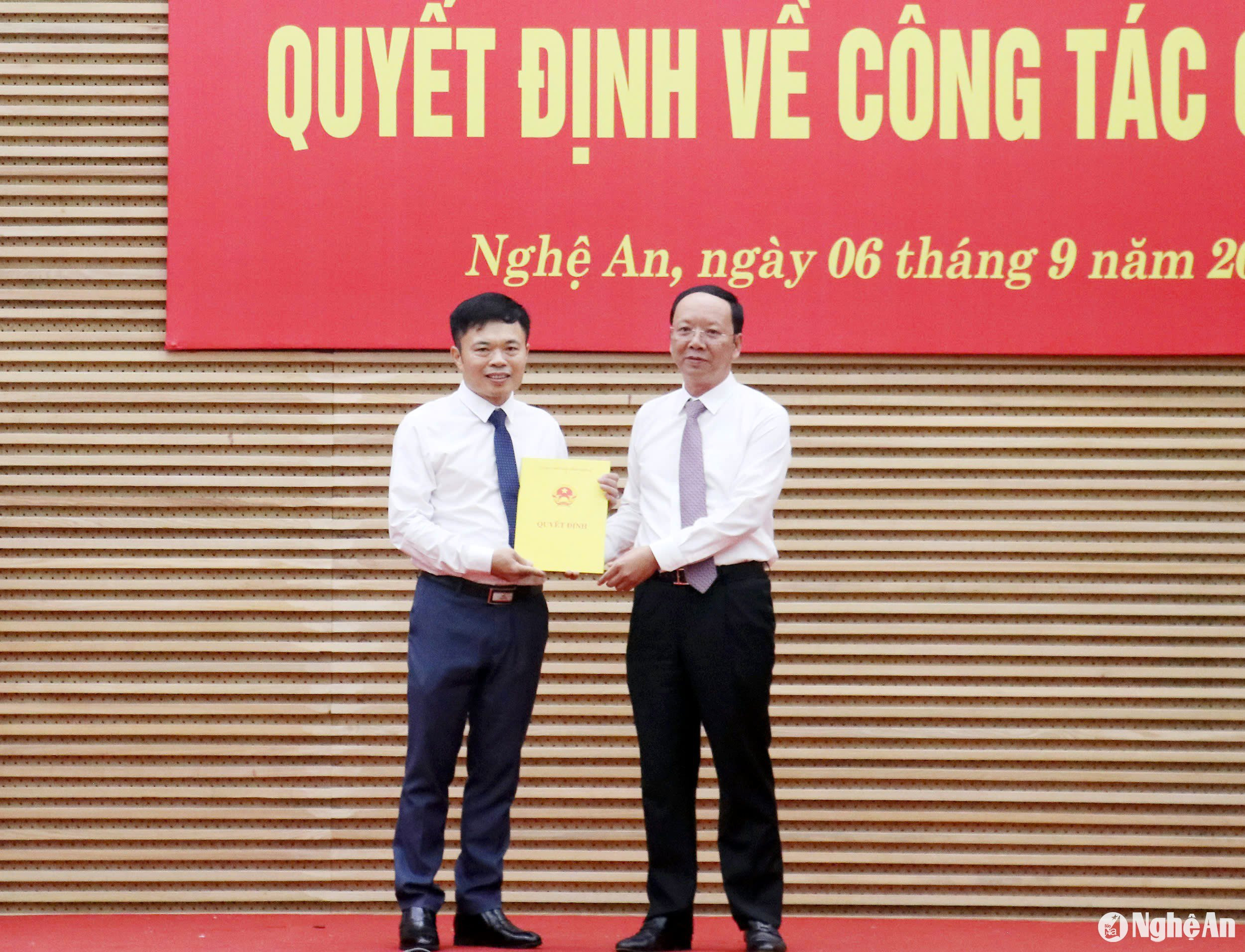 Phó Chủ tịch UBND tỉnh Bùi Thanh An trao Quyết định bổ nhiệm đồng chí Thái Minh Tuấn. Ảnh: Phan Quỳnh