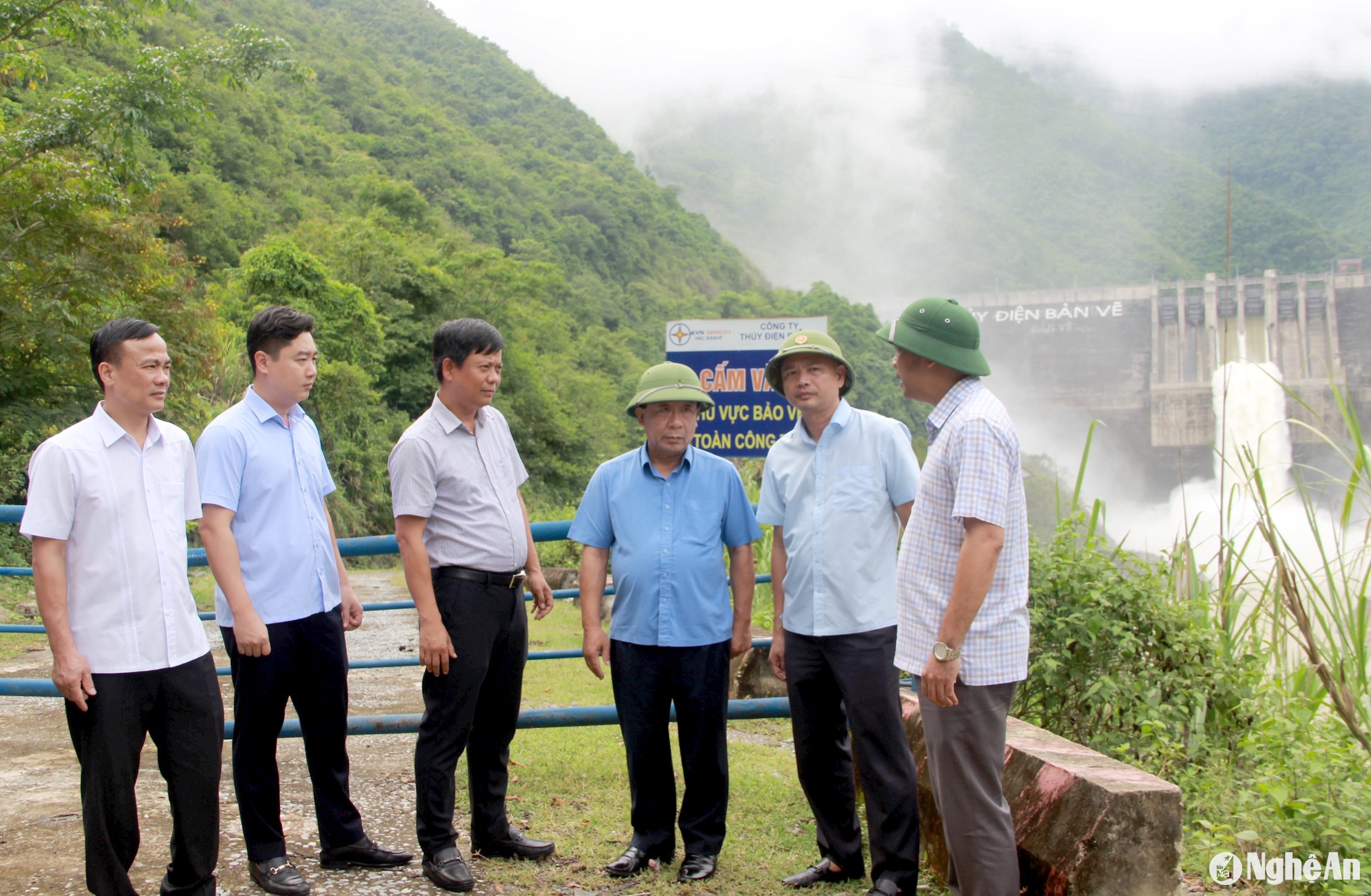 Đồng chí Nguyễn Văn Đệ kiểm tra vận hành điều tiết nước tại Thủy điện Bản Vẽ ảnh Quang An