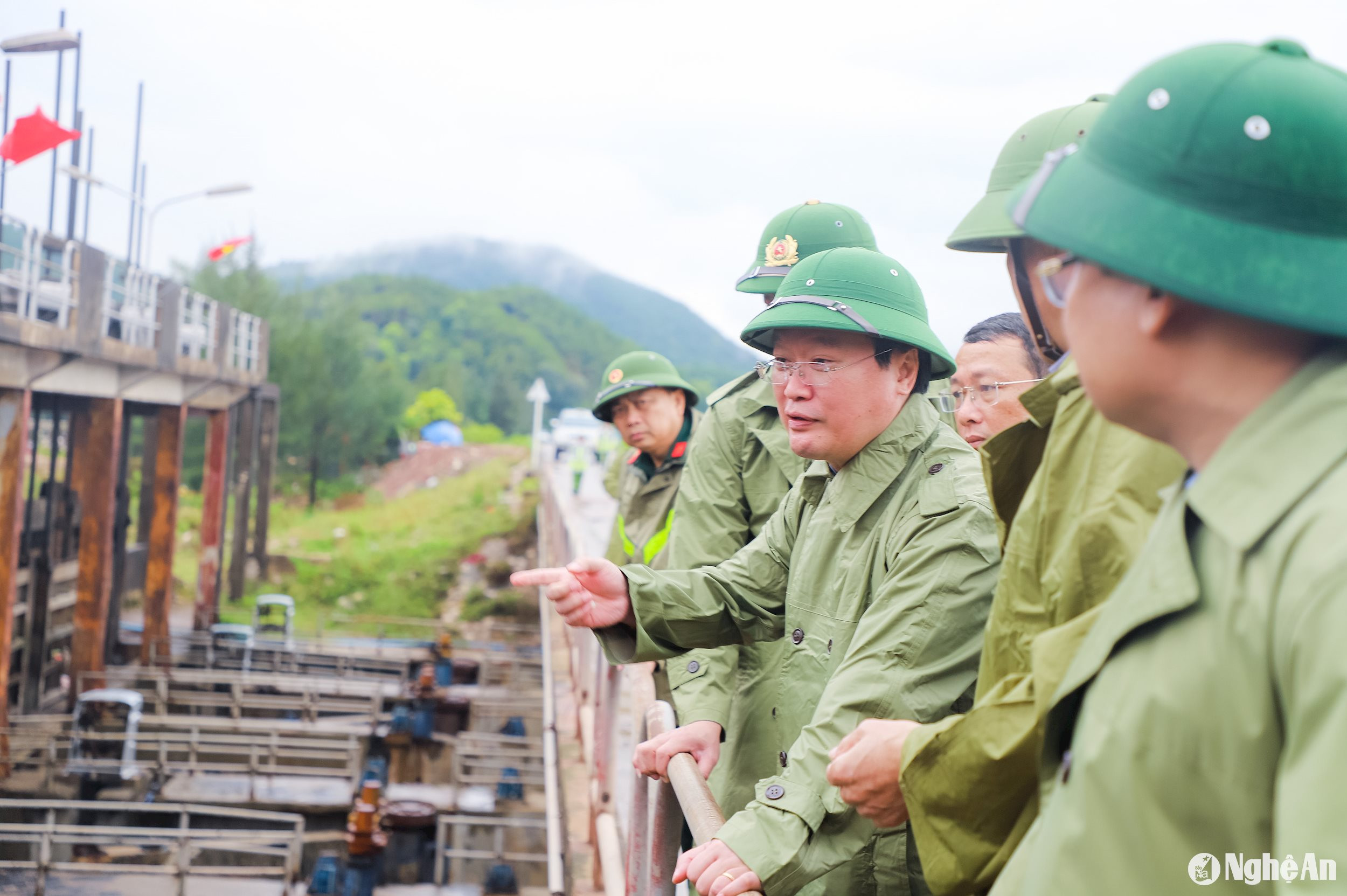 Chủ tịch UBND tỉnh Nguyễn Đức Trung đến kiểm tra công tác ứng phó bão số 3 tại cống Nghi Quang và khu tránh, trú bão Nghi Quang tại huyện Nghi Lộc. Ảnh: Phạm Bằng