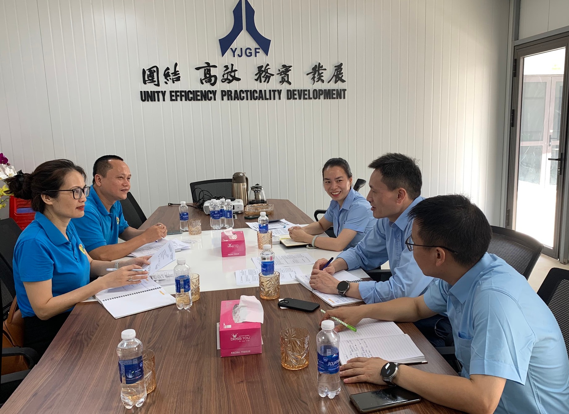 Cán bộ công đoàn làm việc với lãnh đạo doanh nghiệp FDI. Ảnh: CSCC