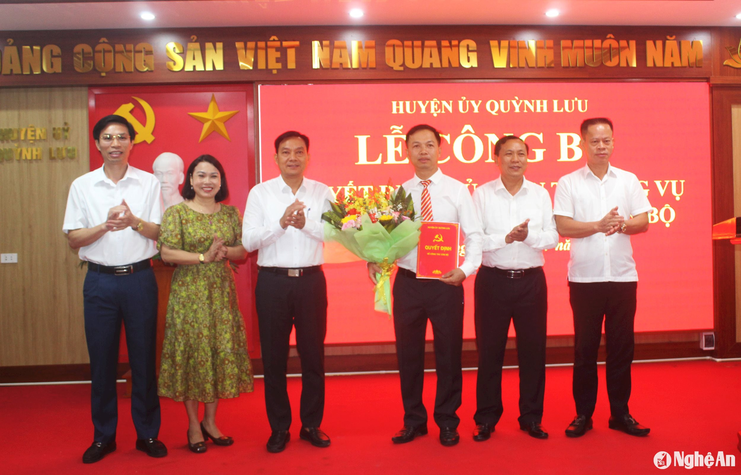 Lãnh đạo huyện chúc mừng2