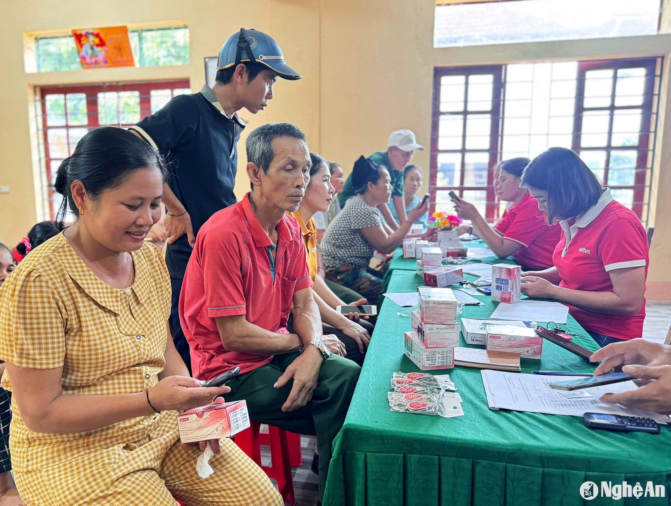  Chị Lô Thị Xin (Lục Dạ, Con Cuông) phấn khởi khi được Viettel tặng miễn phí máy điện thoại 4G