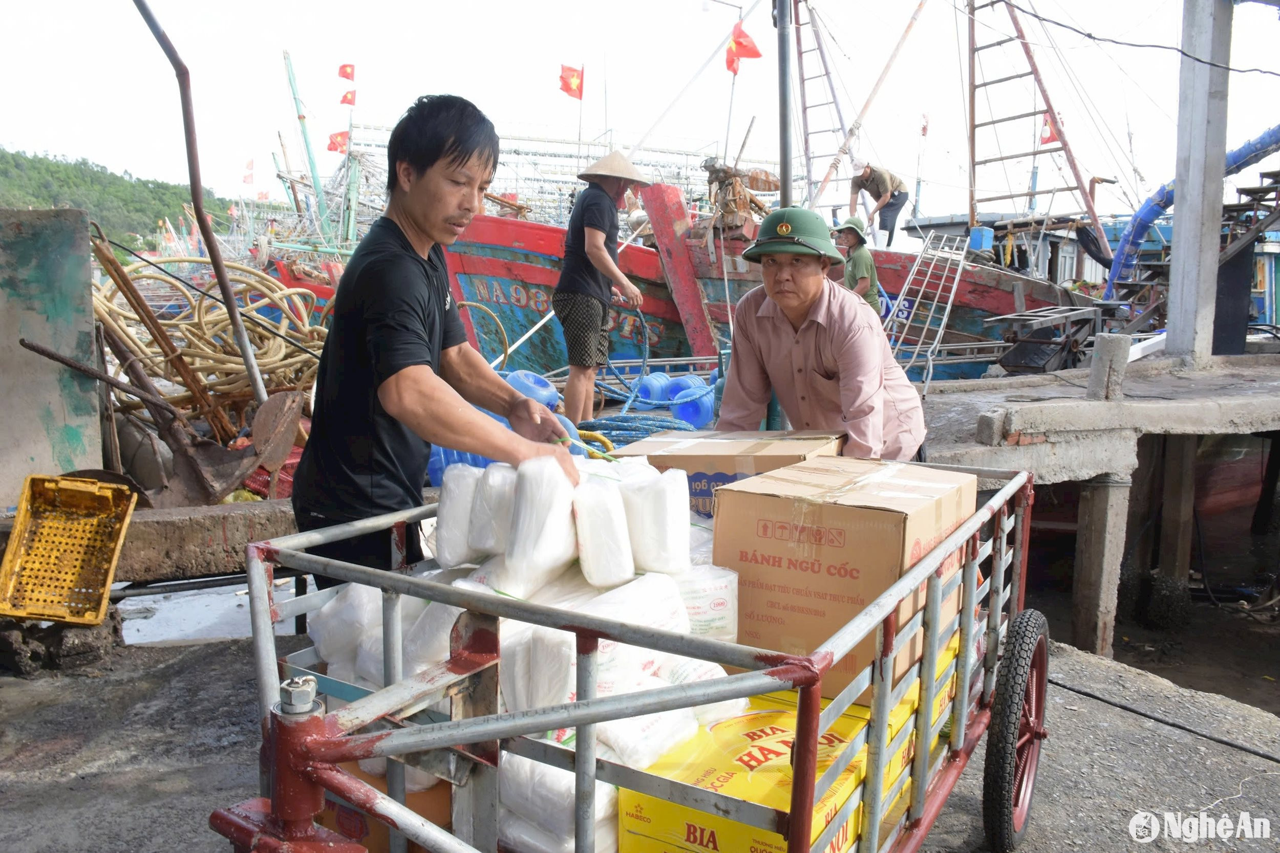 Nhu yếu phẩm: Mì tôm, nước uống, thực phẩm... được chuẩn bị chu đáo cho chuyến biển kéo dài 3-4 ngày. Ảnh: T.P