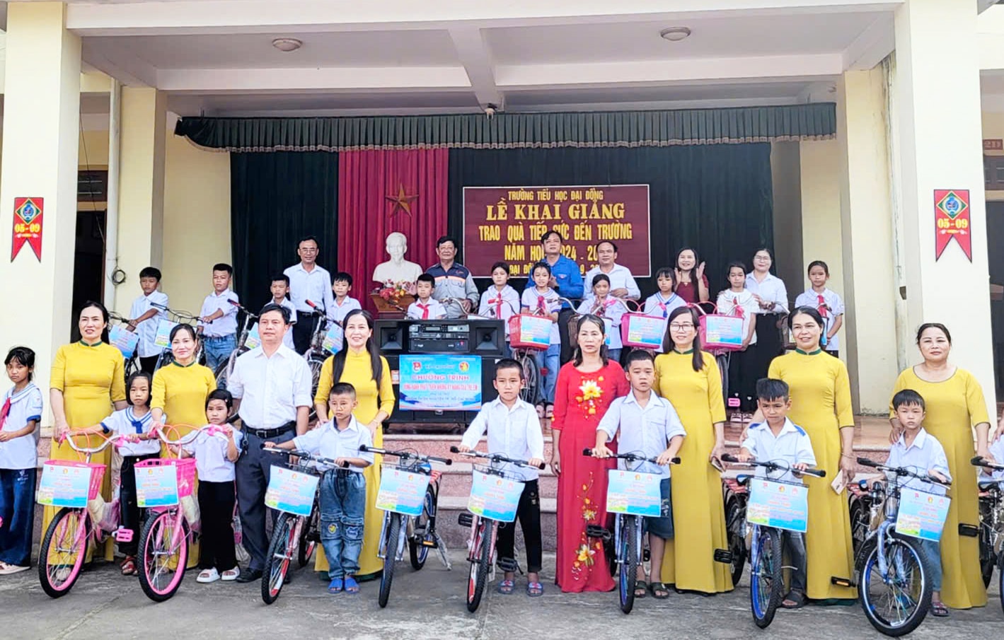 Cụ ông ở Thanh Chương hỗ trợ địa phương làm đường bê tông, xây nhà tình nghĩa
