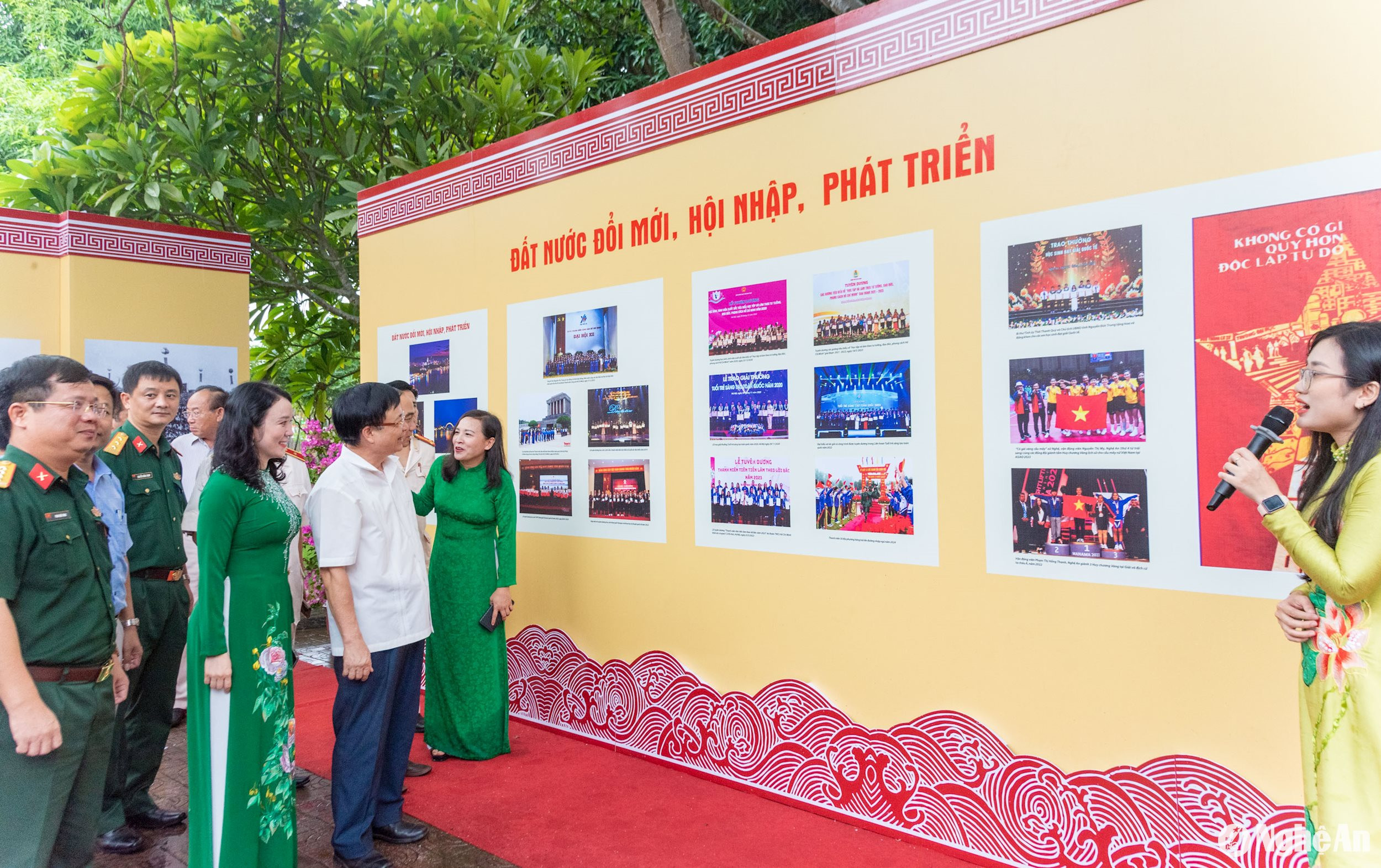 Các đại biểu tham quan trưng bày. Ảnh: Minh Quân.