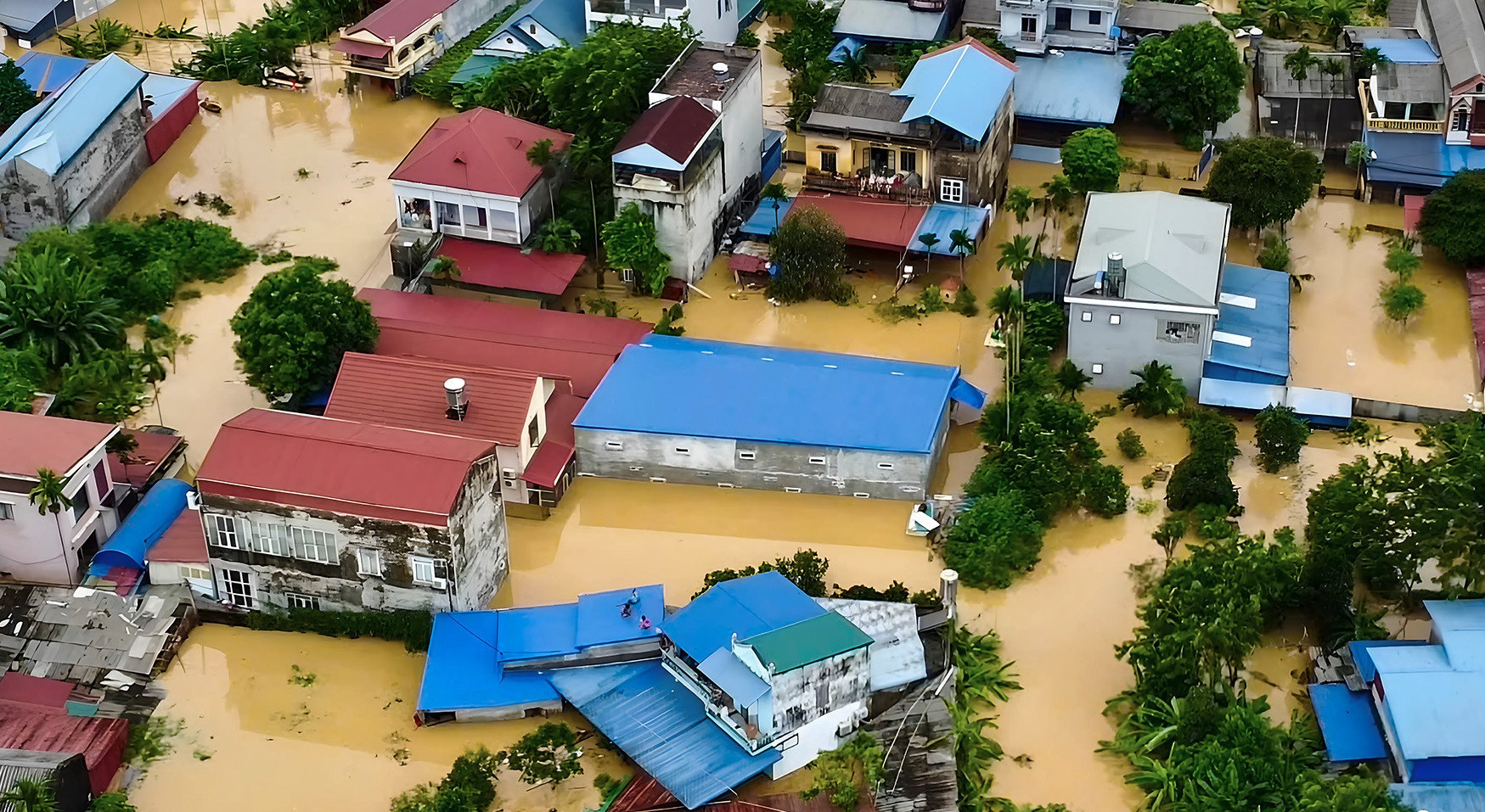 Nước lũ sông Cầu dâng cao chỉ trong thời gian ngắn khiến hàng nghìn ngôi nhà, hoa màu tại TP Thái Nguyên chìm trong biển nước. Ảnh: Bảo Khánh