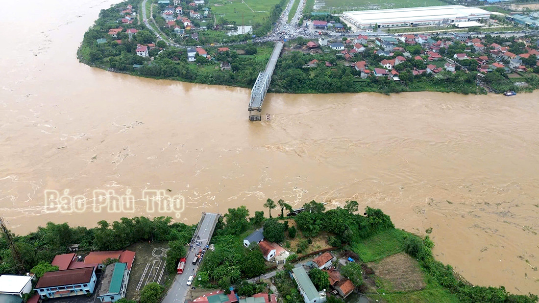 Sập cầu Phong Châu, Phú Thọ làm rớt 10 ôtô, 2 xe máy và 13 người mất tích.