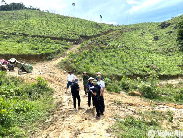 to-cong-tac-lien-nganh-huyen-quy-hop-den-thuc-dia-do-dac-lam-lai-bia-dat-cho-2-ho-gia-dinh-o-ban-nguong-xa-chau-cuong-sau-khi-hoa-giai-thanh-cong.-anh-ngoc-tu.jpg