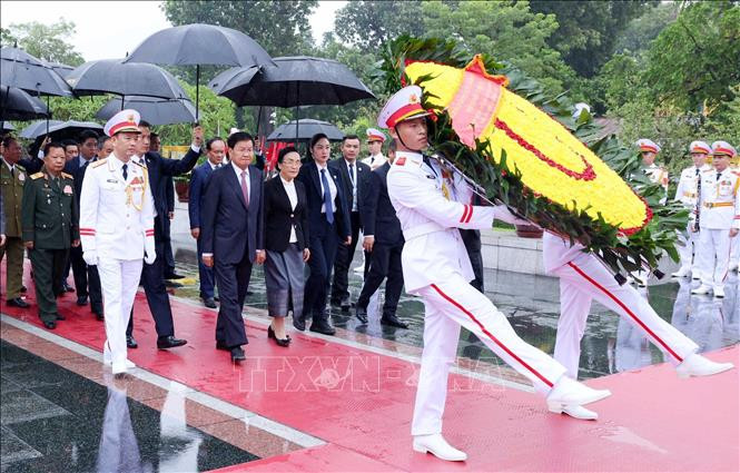 Tổng Bí thư, Chủ tịch nước Lào viếng Chủ tịch Hồ Chí Minh, tưởng niệm các anh hùng liệt sĩ- Ảnh 3.