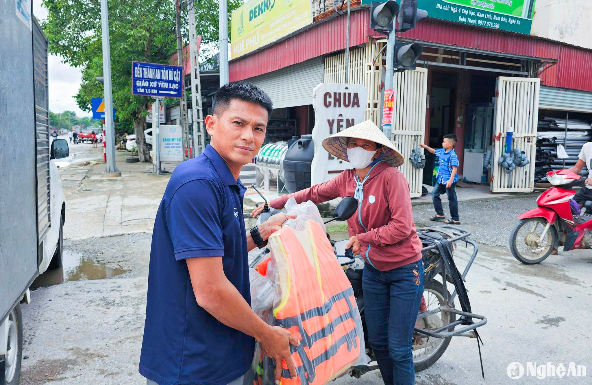 Chị Vân, xóm Trung Phong, Xuân Hòa ( Nam Đàn), bán rau ở chợ Vinh, dù thu nhập hàng ngày chỉ từ 150-200.000 đồng, gom từng đồng lãi nhỏ lẻ để trang trải cuộc sống gia đình. Thế nhưng, khi nghe tin ở Nam Đàn có điểm tập kết hàng để gửi ra miền Bắc, chị đã chở bằng xe máy ra 4 két nước, 3 gói ngũ cốc dinh dưỡng, 4 dây sữa milo, 1 bịch vệ sinh 5 áo phao, mà với chị là “Góp chút sức mọn để động viên bà con. Của không nhiều nhưng đó là tình cảm yêu thương theo nghĩa “lá lành đùm lá rách”. Ảnh: T.P