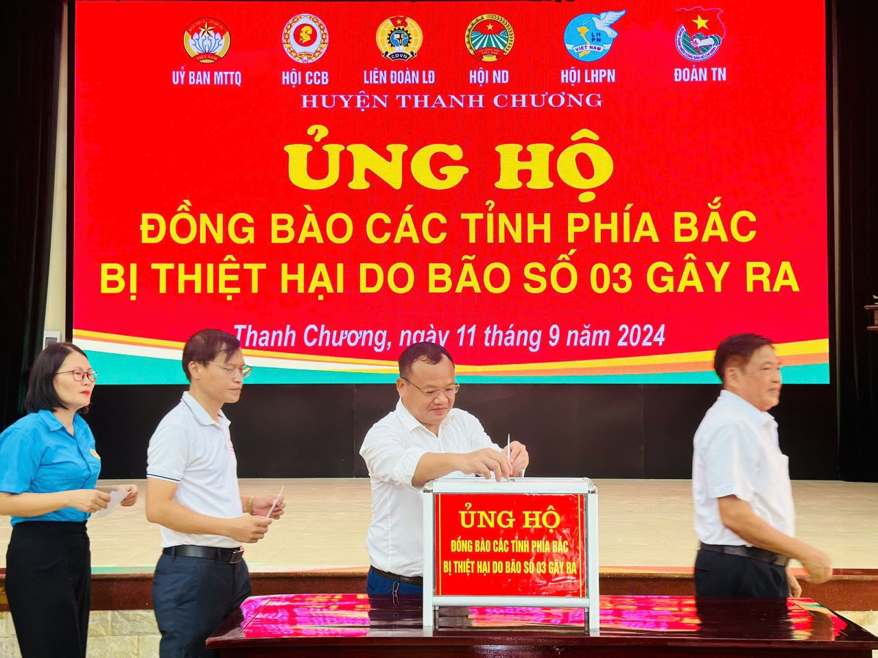 công đoàn huyện ngành ủng hộ bà con vùng lũ. Ảnh: CSCC00003