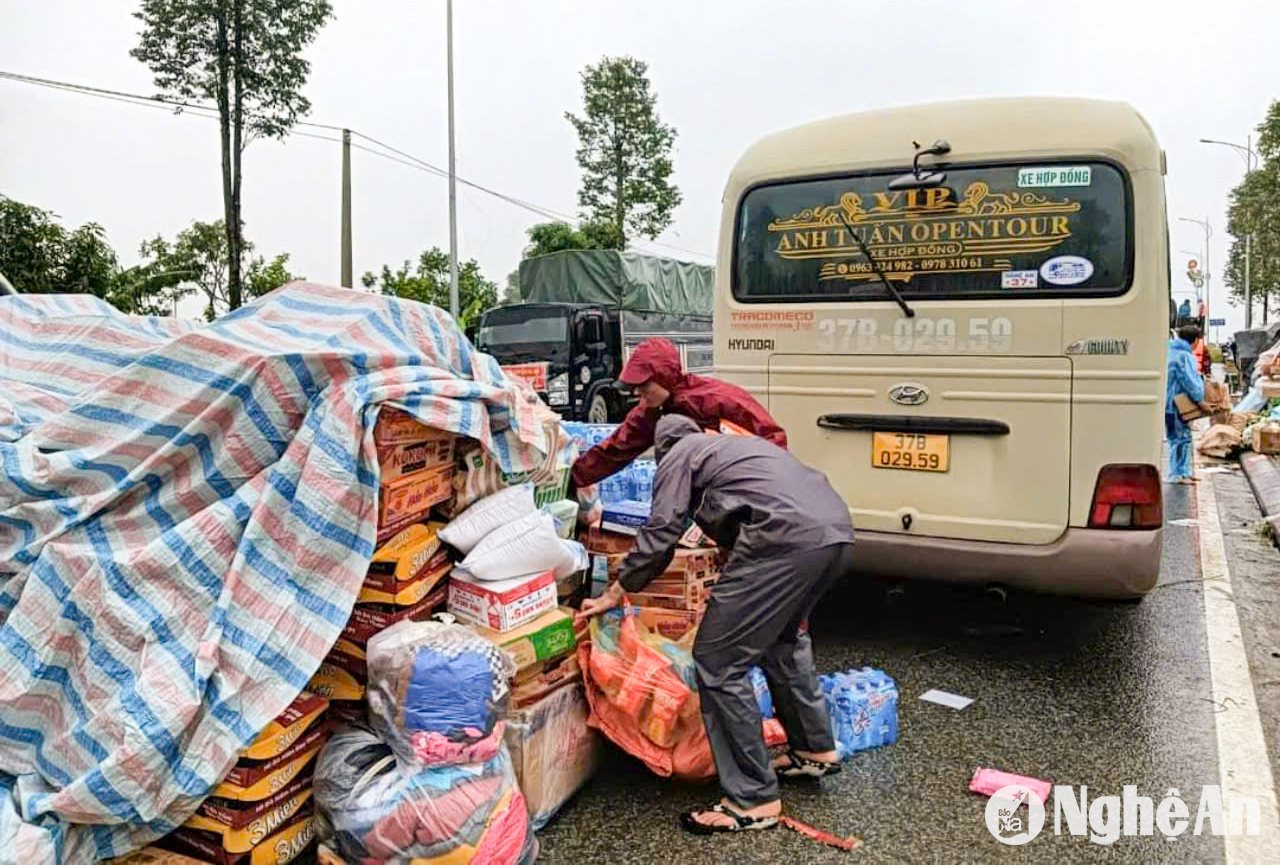  Dọc đường ra đến điểm cứu trợ, do địa hình chia cắt, giao thông cách trở, phải hạ tải để tăng bo hàng. Ảnh: NVCC