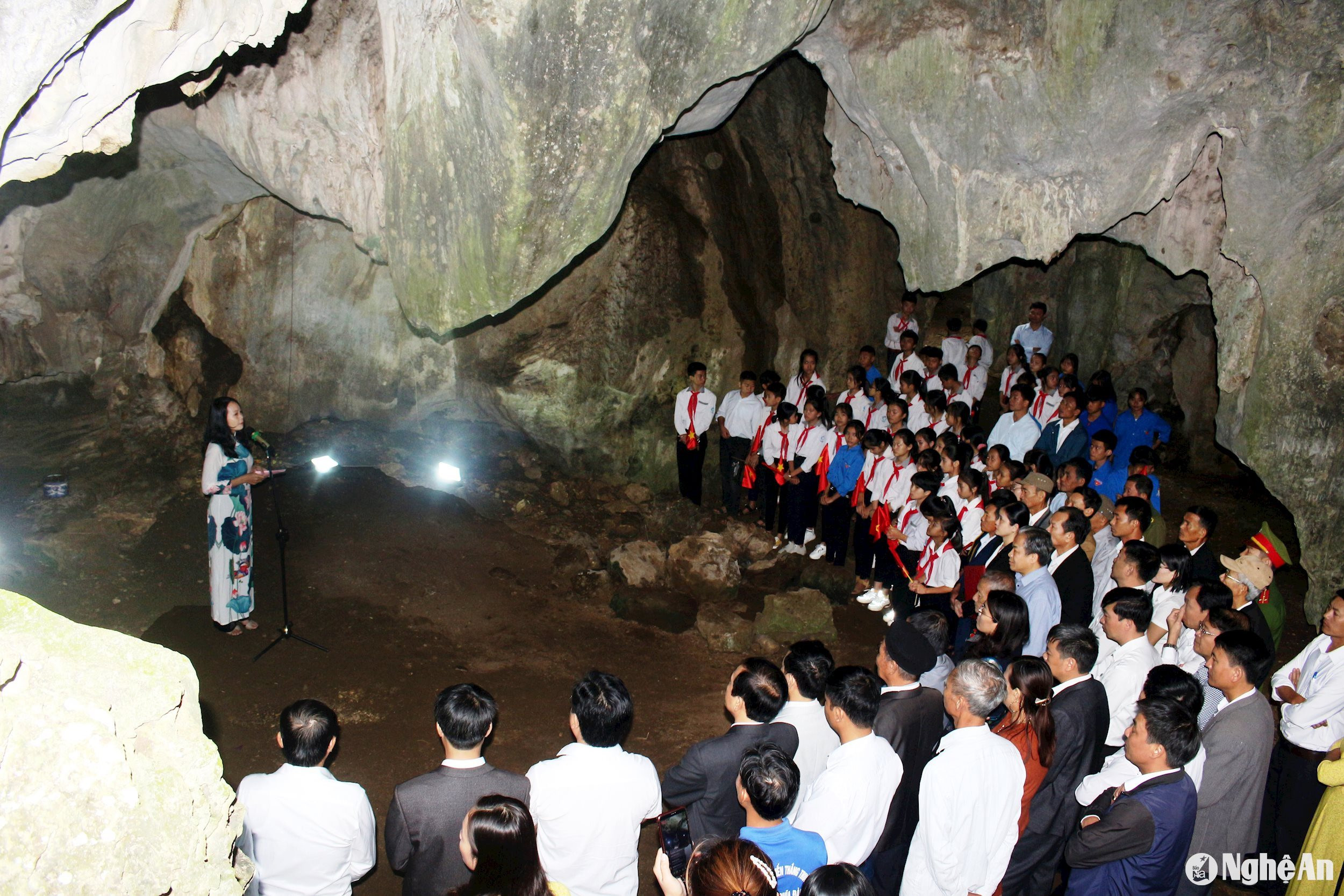 Di tích Hang Rú Ấm (xã Nghĩa Đức, huyện Nghĩa Đàn) là địa chỉ đỏ nhằm giáo dục truyền thống lịch sử cho thế hệ trẻ. Ảnh: Thái Trường