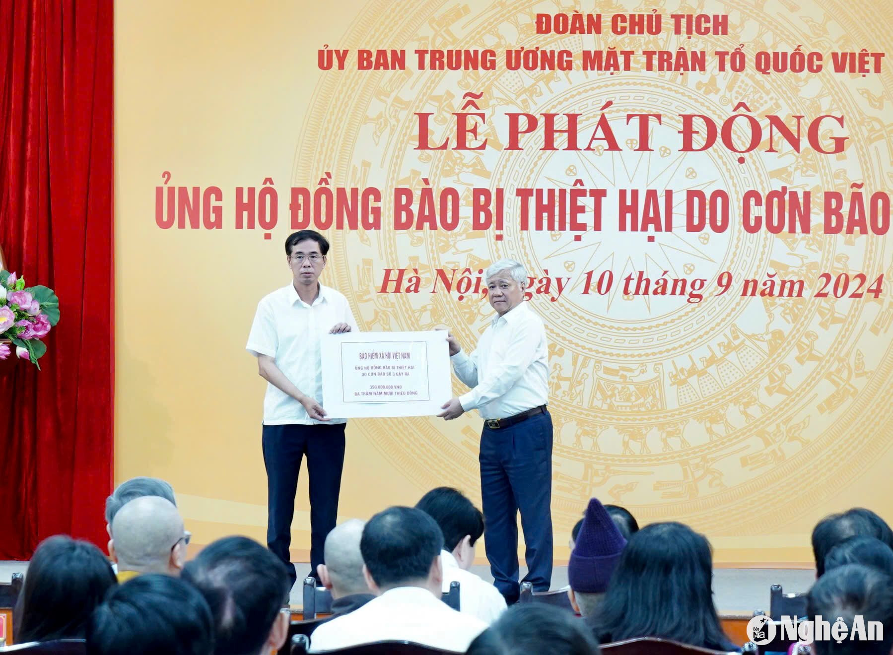 Phó Tổng Giám đốc Đào Việt Ánh thay mặt ngành BHXH Việt Nam tới dự và trao số tiền 350 triệu đồng tới Ủy ban Trung ương Mặt trận Tổ quốc Việt Nam