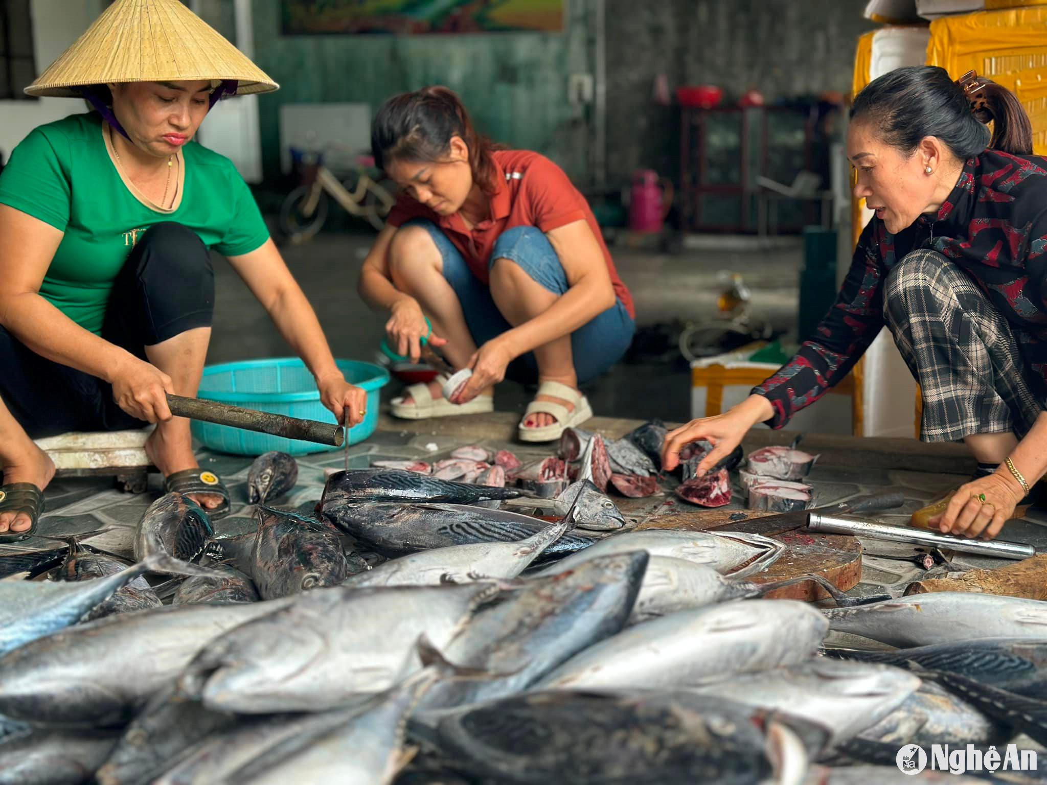 Ban ngày, vừa lo bán hàng, vừa lo đi gom đồ, tối đến, chưa kịp cơm nước lại tất tả lo phân loại đồ, đóng gói, soạn sửa để những mặt hàng cứu trợ kịp thời đến tay bà con. 