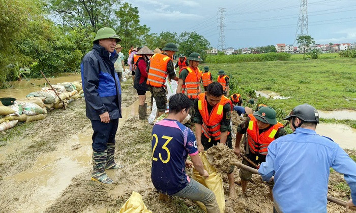 Các lực lượng và người dân phối hợp xử lý sự cố tràn đê bối tại thôn Đa Hội, xã Hợp Thịnh..jpg