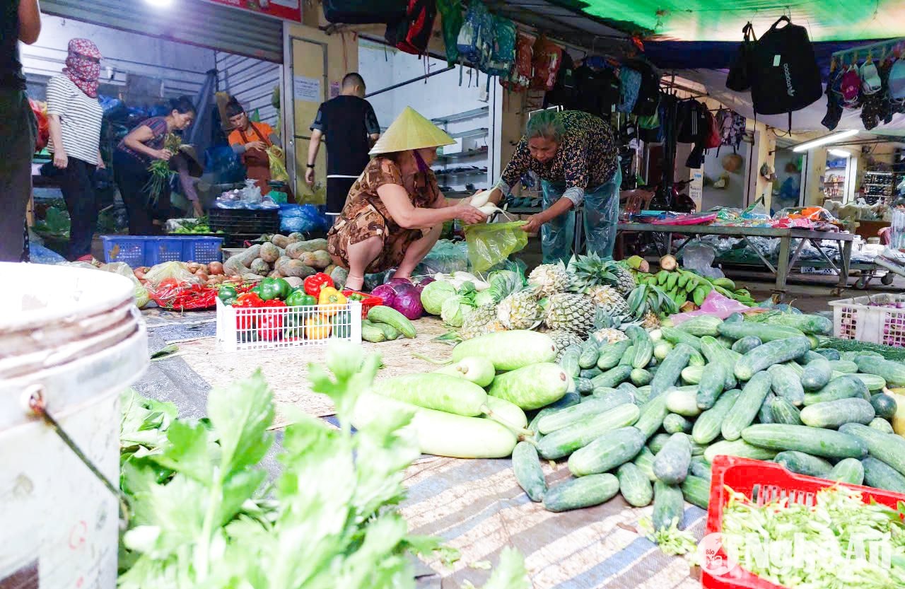 Tại các chợ dân sinh, rau xanh khan hàng, đội giá. Ảnh: T.P