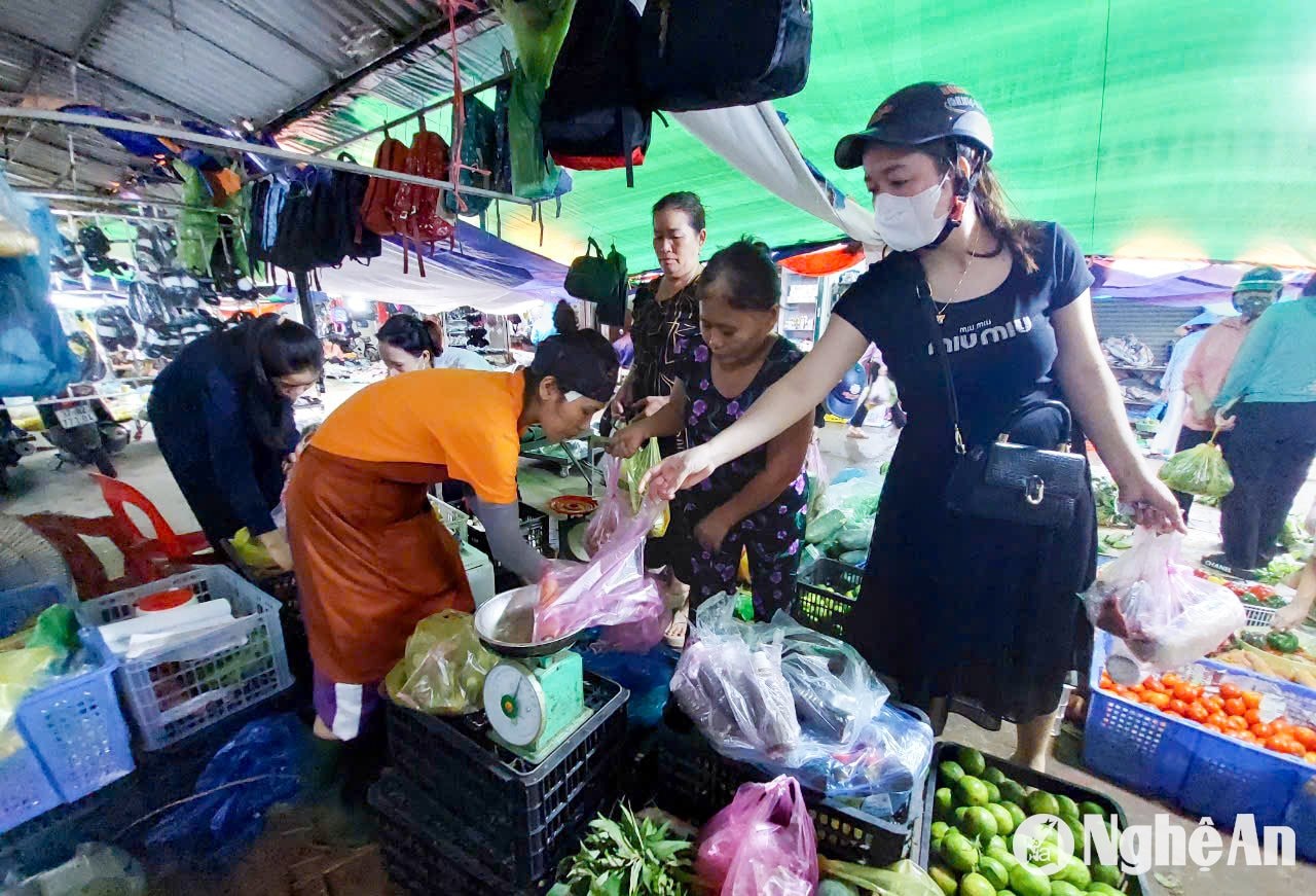 Giá rau tăng, các loại rau cũng không đa dạng như trước, người dân khó khăn trong cân đói