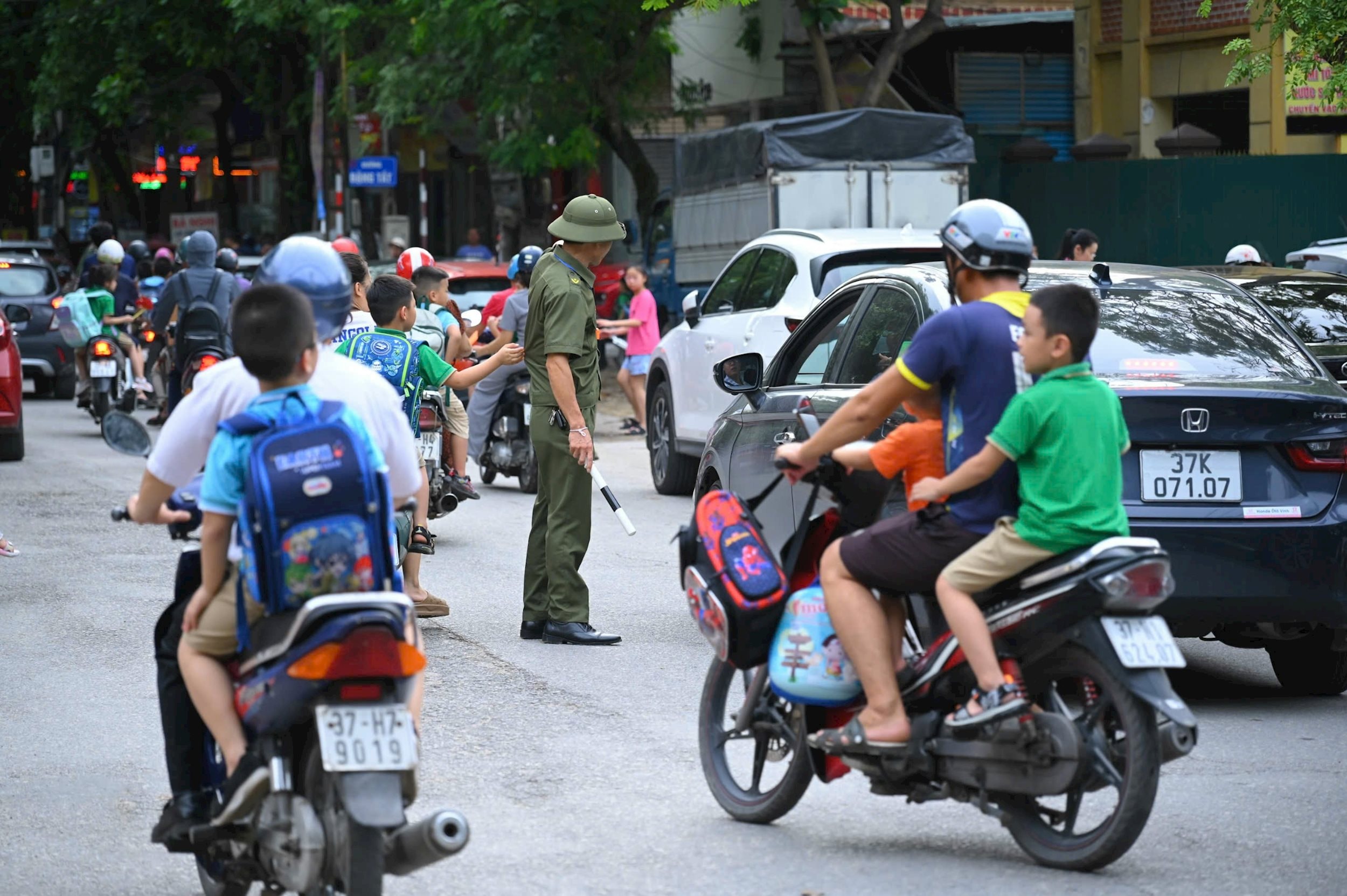 Ở khu vực các trường học vào giờ tan trường, chính quyền phường Lê Mao đã bố trí lực lượng điều phối giao thông, nhưng cũng chưa thể giảm thiểu được tình trạng ùn tắc. Ảnh: Thành Cường