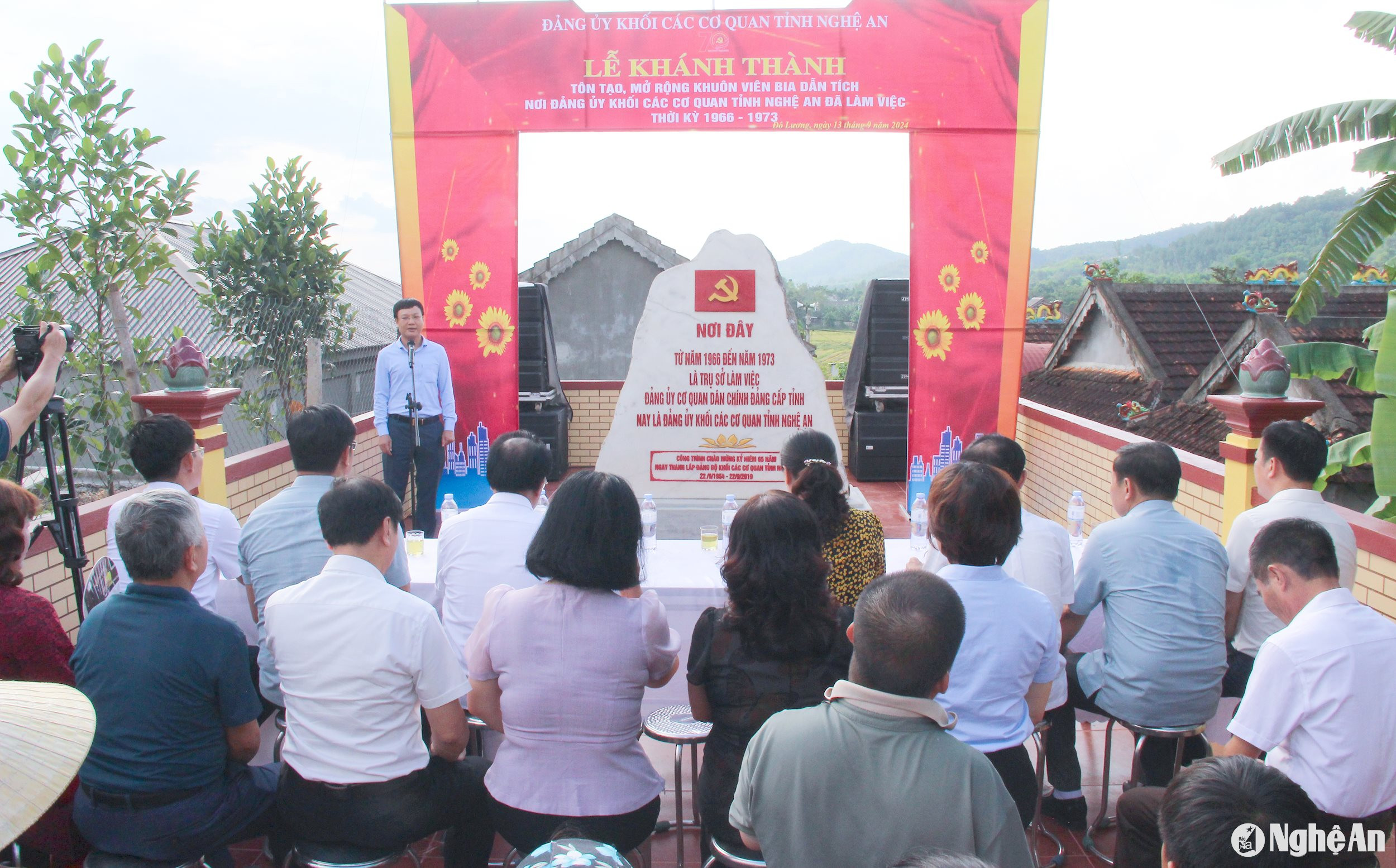  Quanh cảnh lễ khánh thành Bia dẫn tích. Ảnh Mai Hoa