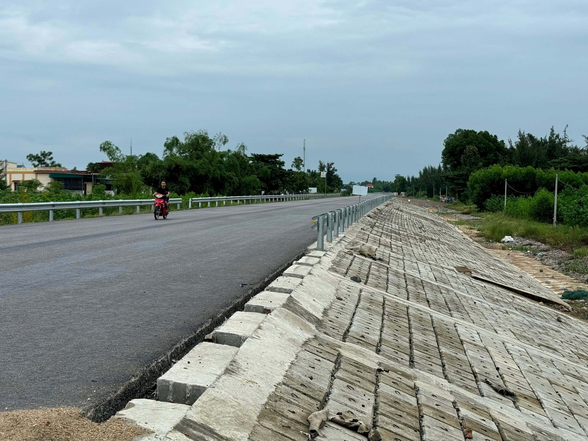 Tuyến đê biển từ Diễn Kim đi Diễn Hùng (Diễn Châu) được thiết kế một số đoạn trùng với đường bộ ven biển nên được nâng cấp, đảm bảo an toàn khi bão lớn kết hợp nước biển dâng cao từ 3-4 m. Ảnh Nguyễn Hải 