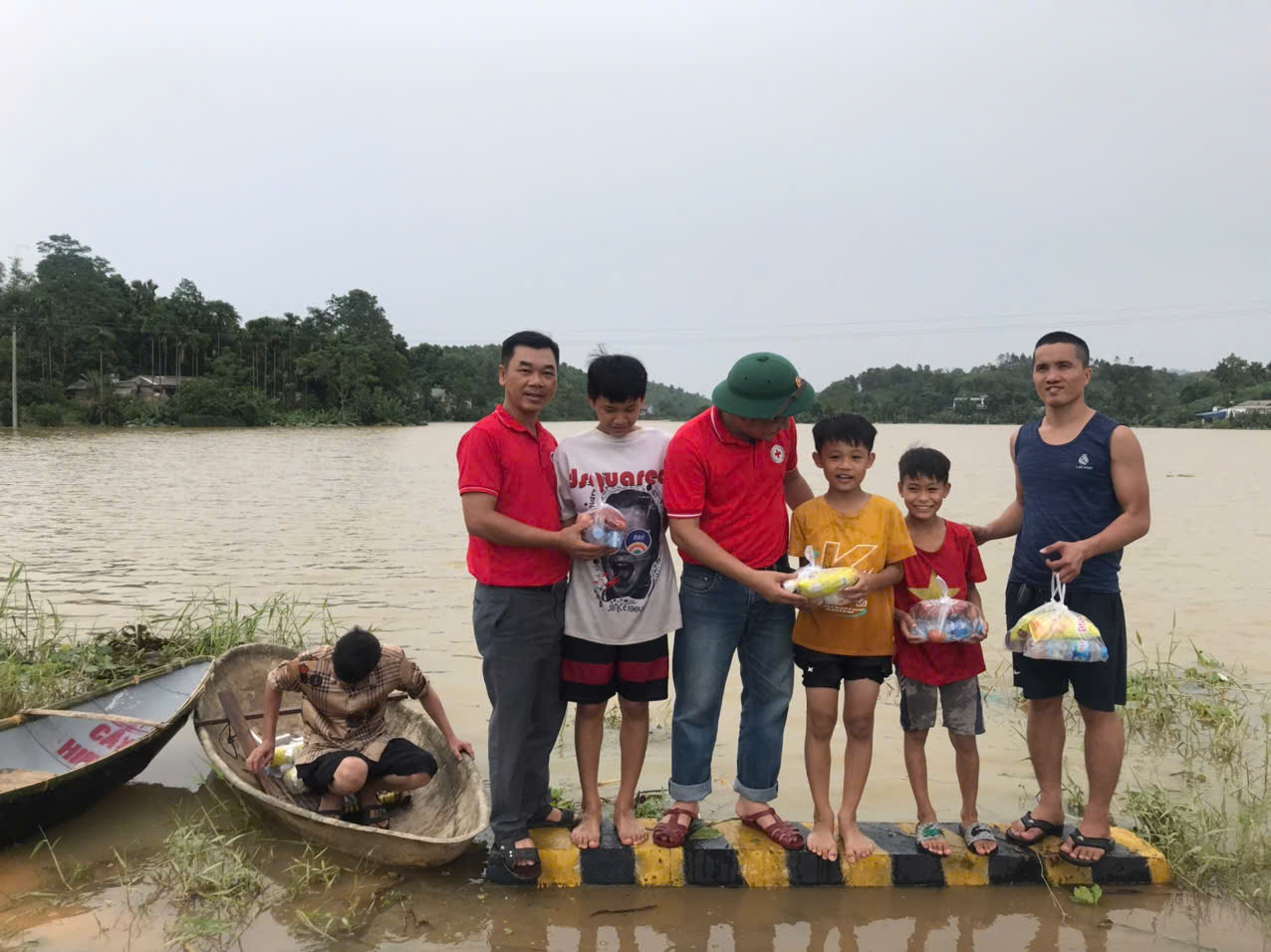 Trao bánh sữa, nước cho các cháu vùng cô lập