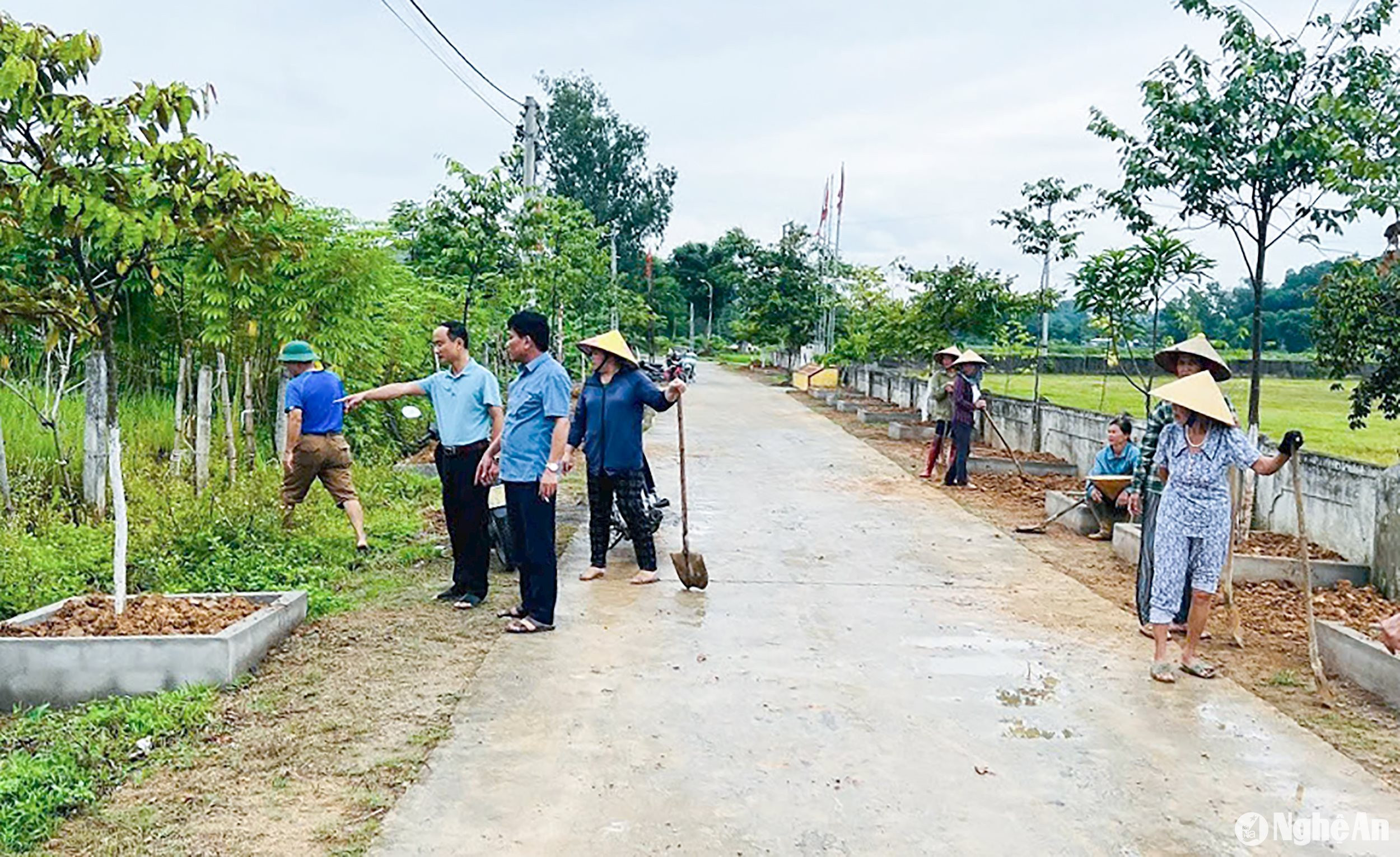  Cán bộ xã Thanh Phong (huyện Thanh Chương) trực tiếp chỉ đạo người dân chỉnh trang đường làng, ngõ xóm.