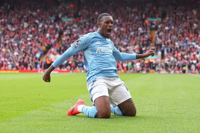 Hudson-Odoi để lại siêu phẩm tại Anfield.