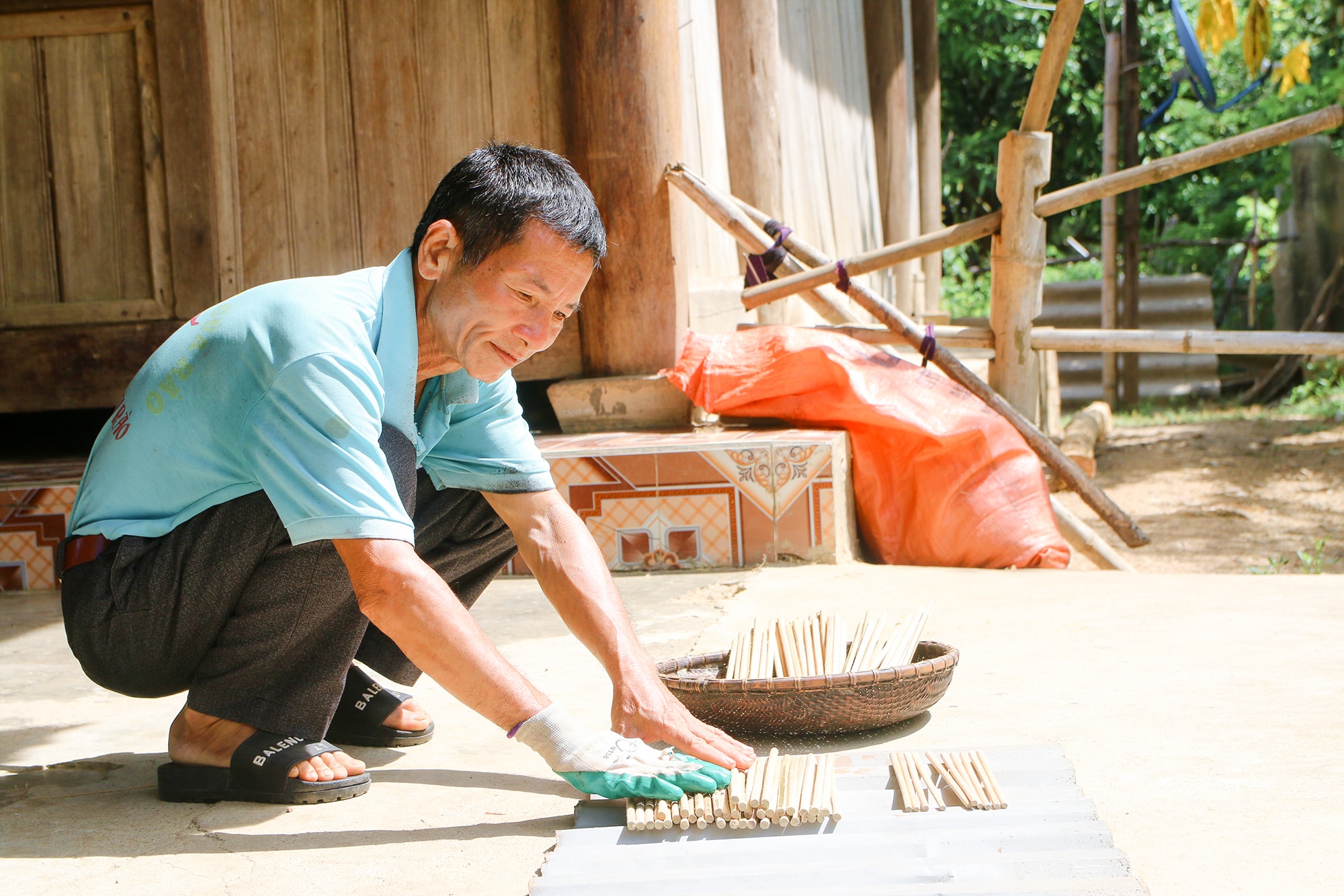 Sau khi vót xong, đũa sẽ được mang ra phơi nắng. Ảnh: Đình Tuân