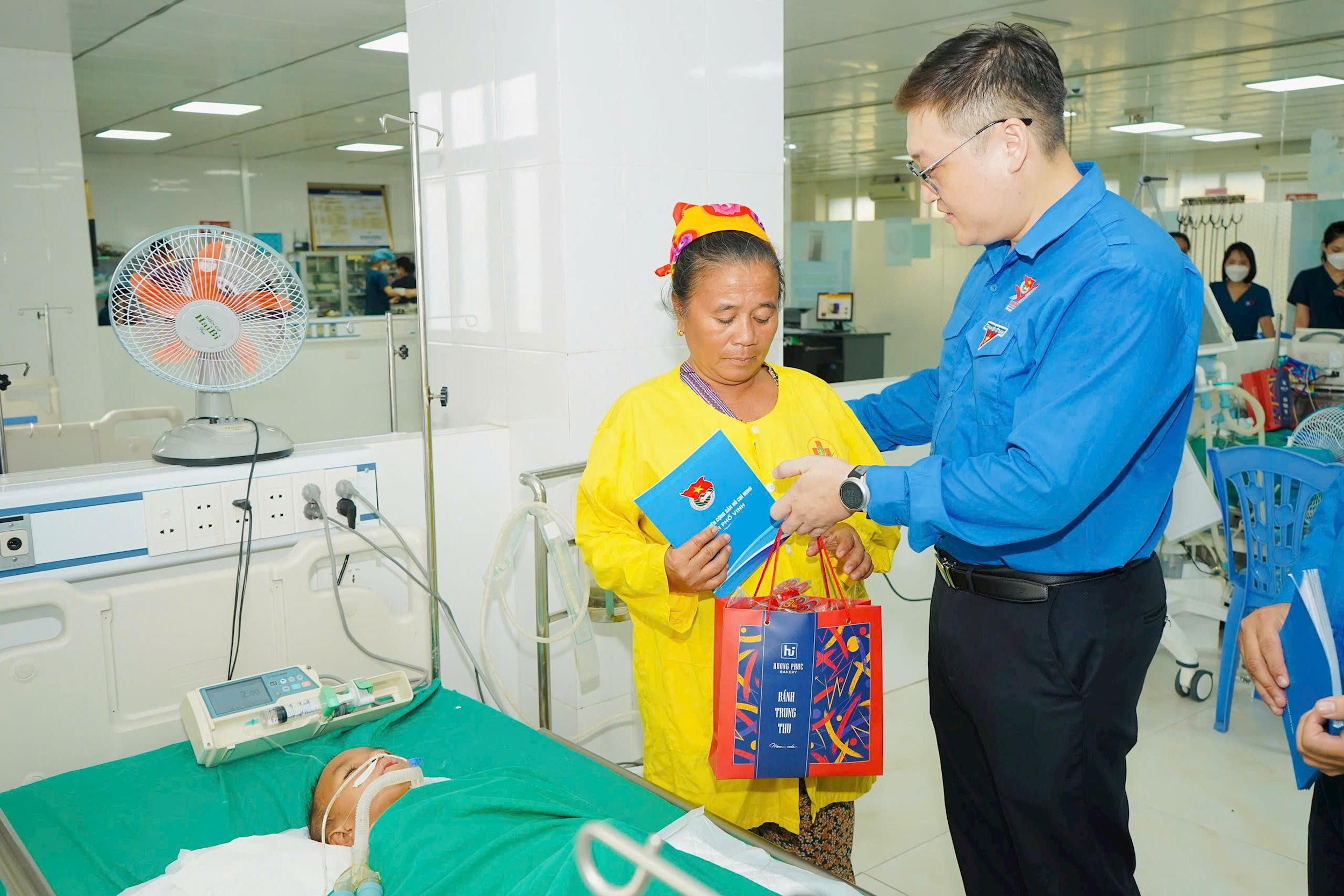 Thành đoàn Vinh trao quà Trung thu cho các bệnh nhi tại Bệnh viện Sản Nhi Nghệ An