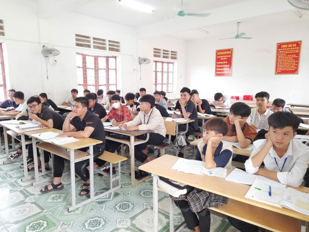 giờ học văn hoá của trường Trung cấp KT - KT Nghi Lộc