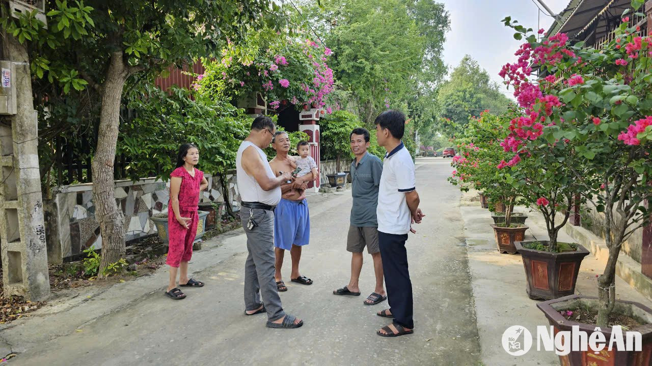 Người dân xóm Kim Chi ( xã Nghi Ân, TP. Vinh) bày tỏ quan tâm tới nước sạch sinh hoạt. Ảnh: Đào Tuấn