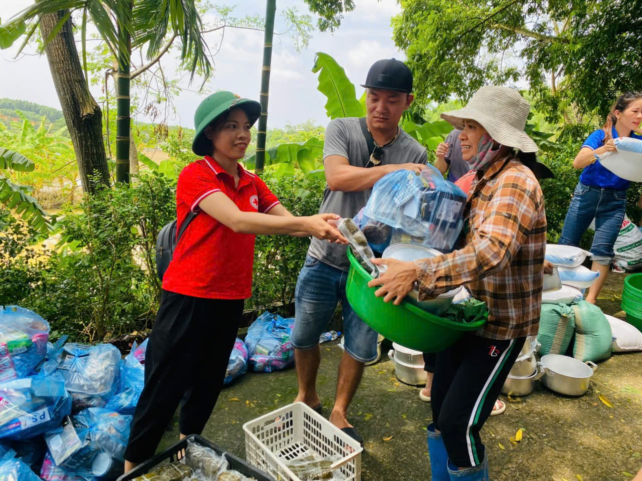 Hội Chữ thập đỏ Nghệ An sẻ chia với người dân vùng lũ Lào Cai, Yên Bái