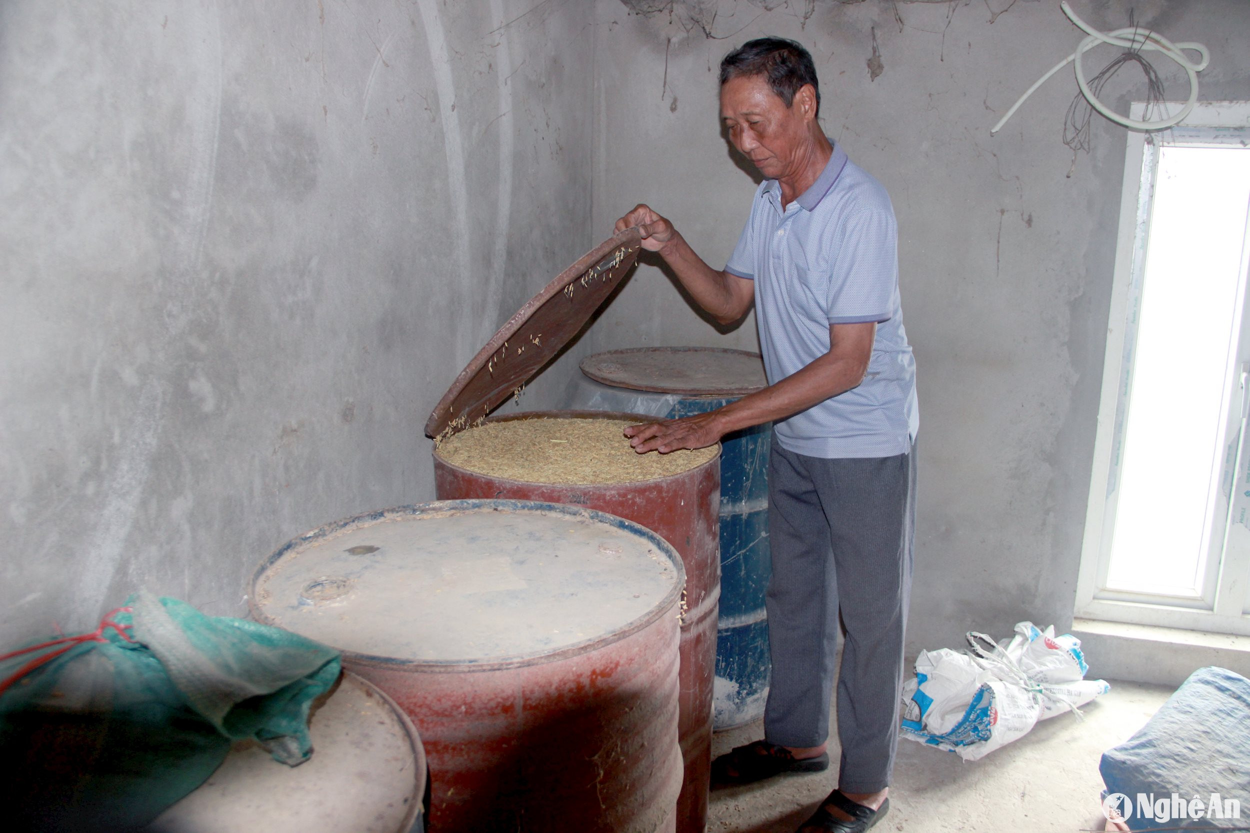 Lúa gạo, tài sản được người dân đưa lên nhà chòi trong mùa mưa bão. Ảnh: Quang An