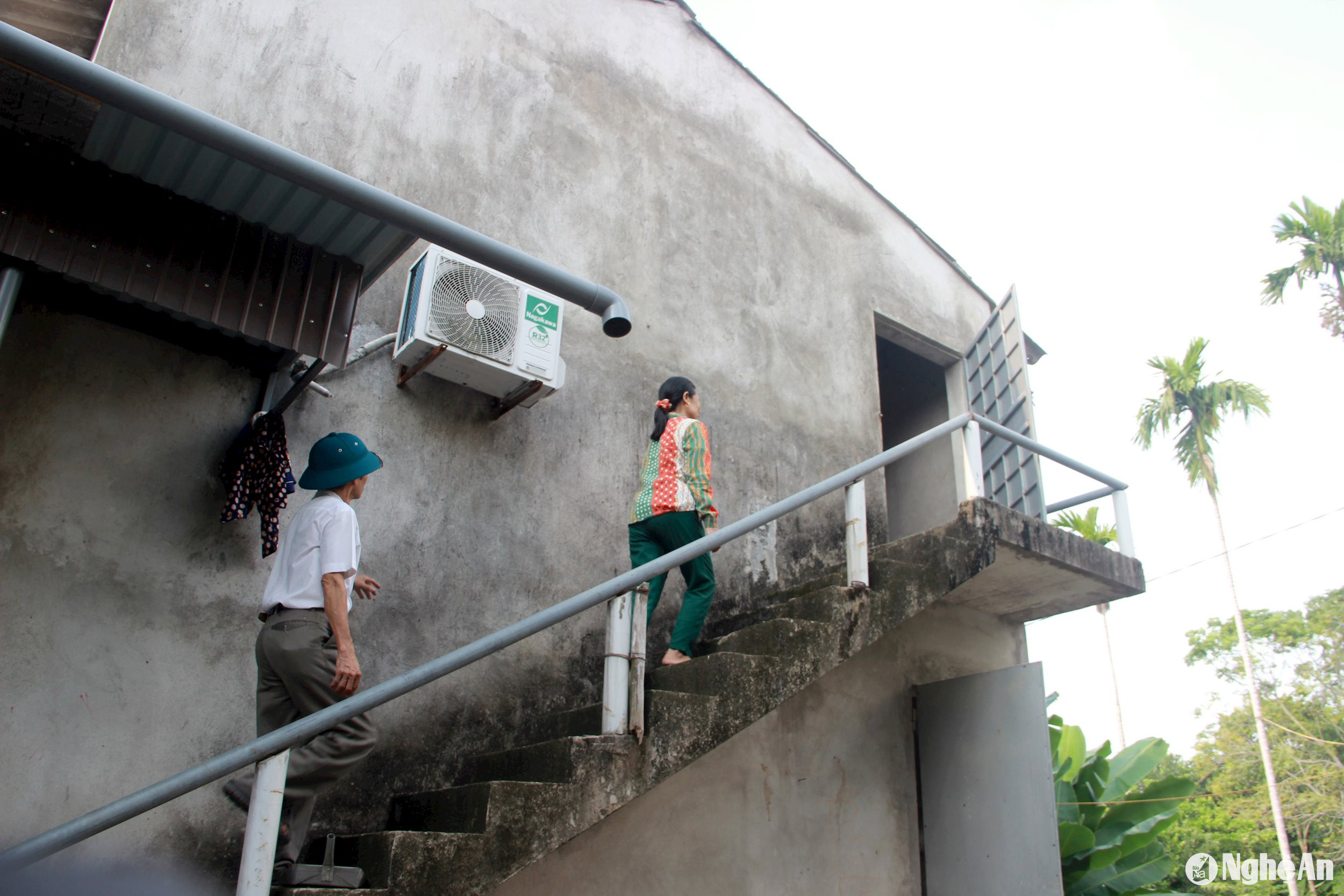 Nhà chòi có cầu thang bên thân nhà để người dân di chuyển lên trong mùa mưa bão . Ảnh: Quang An