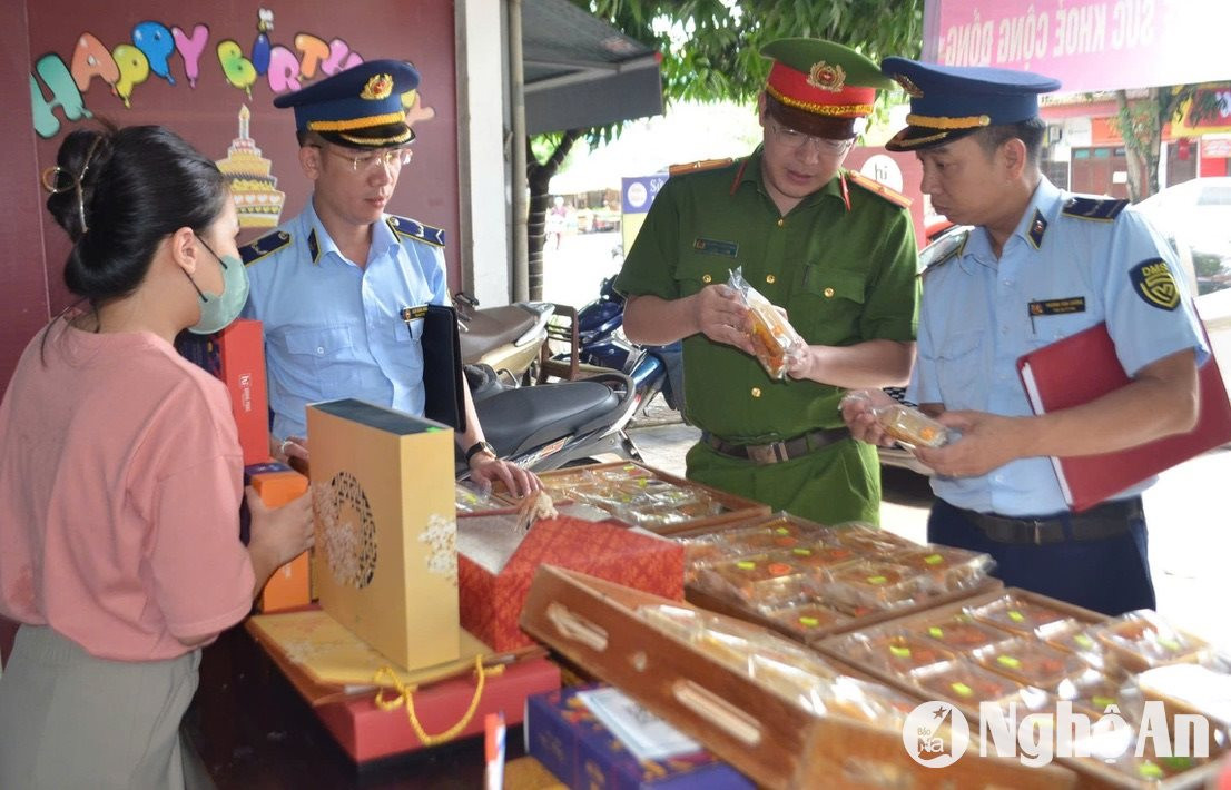 Phối hợp lực lượng chức năng kiểm tra, kiểm soát các mặt hàng tại thành Vinh. Ảnh: Văn Trường