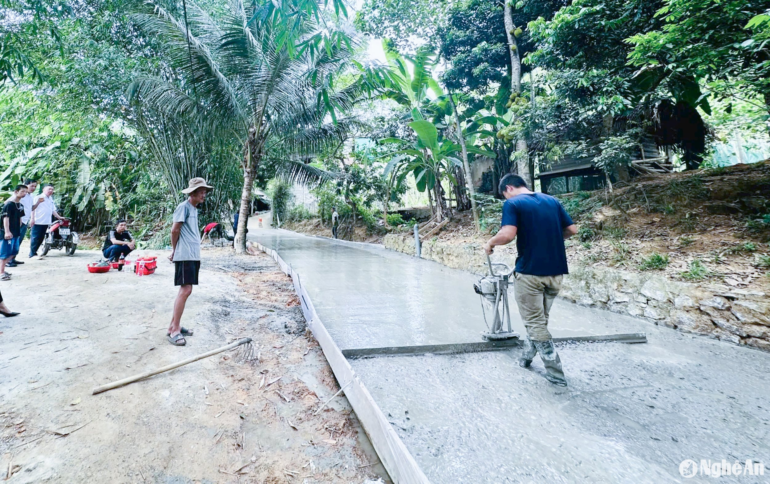  Làm đường giao thông ở xã Bồng Khê (huyện Con Cuông). Ảnh- Mai Hoa