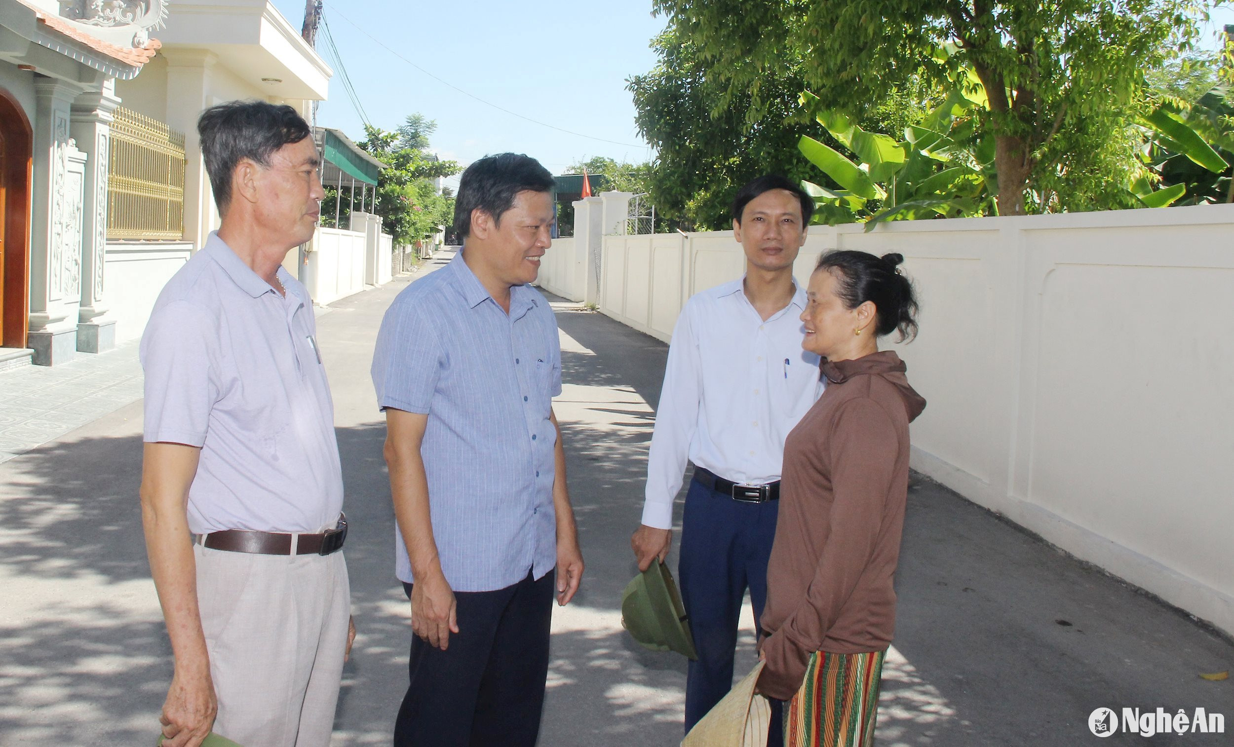  Lãnh đạo Huyện uỷ Nghi Lộc và cán bộ xã Nghi Diên gặp gỡ, trao đổi với người dân. Ảnh- Mai Hoa