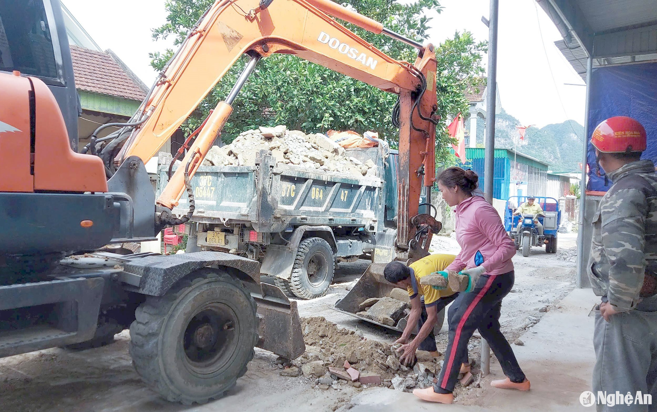  Người dân thôn Liên Tân, xã Bồng Khê (Con Cuông) hiến đất mở đường. Ảnh- Mai Hoa