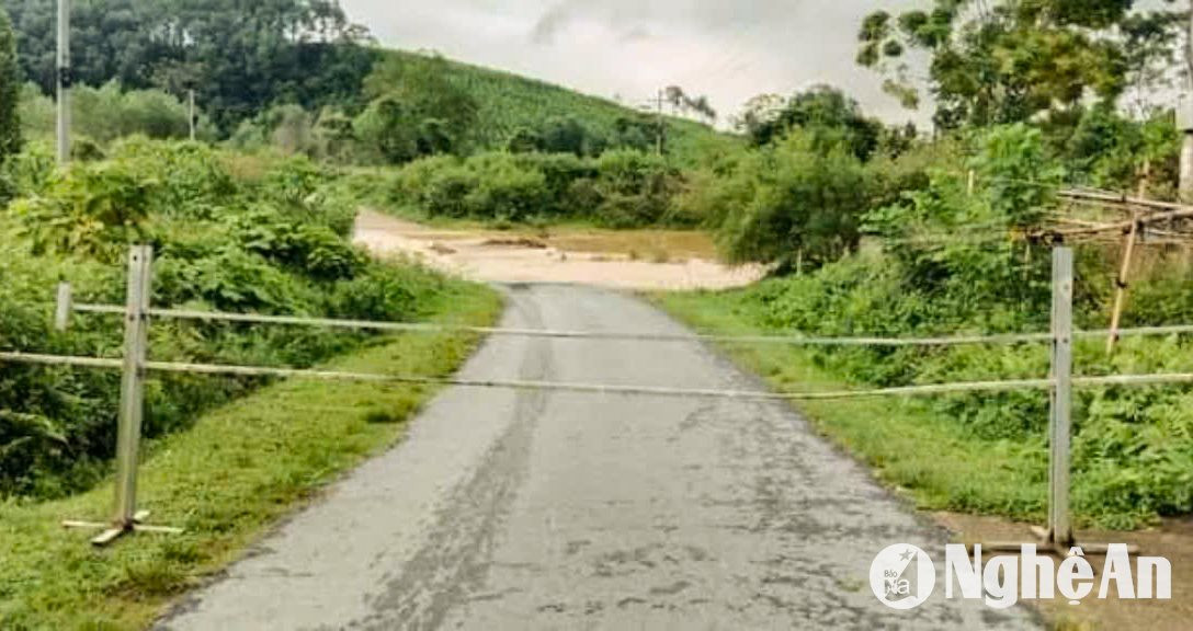  Một cầu tràn trên địa bà xã Ngọc Lâm (Thanh Chương) bị ngập, chính quyền địa phương đã làm chắn ngăn người qua lại. Ảnh: CSCC