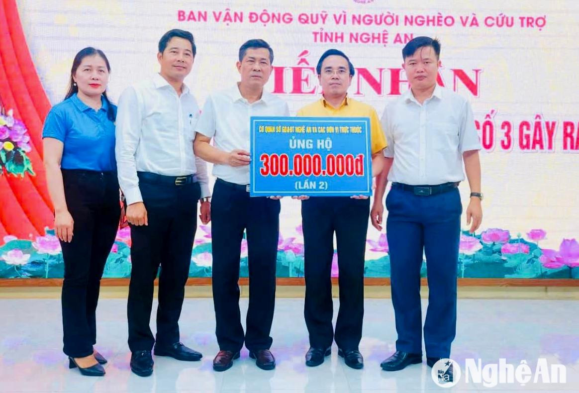 bna_lanh-dao-so-giao-du-va-dao-tao-trao-so-tien-ung-ho-uy-ban-mat-tran-to-quoc-viet-nam-tinh-nghe-an.-anh-pv-e79a22cd3924abcedb362790f489700b(1).jpeg