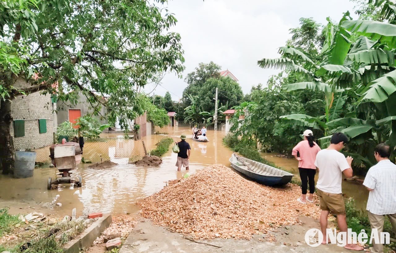 Mưa lớn kéo dài, xã Trung Phúc Cường (Nam Đàn) đối mặt với nguy cơ ngập úng cục bộ. Trong ảnh: Mưa lớn năm 2021 khiến nhiều xóm trong xã bị ngập, phải di chuyển bằng thuyền. Ảnh: T.P