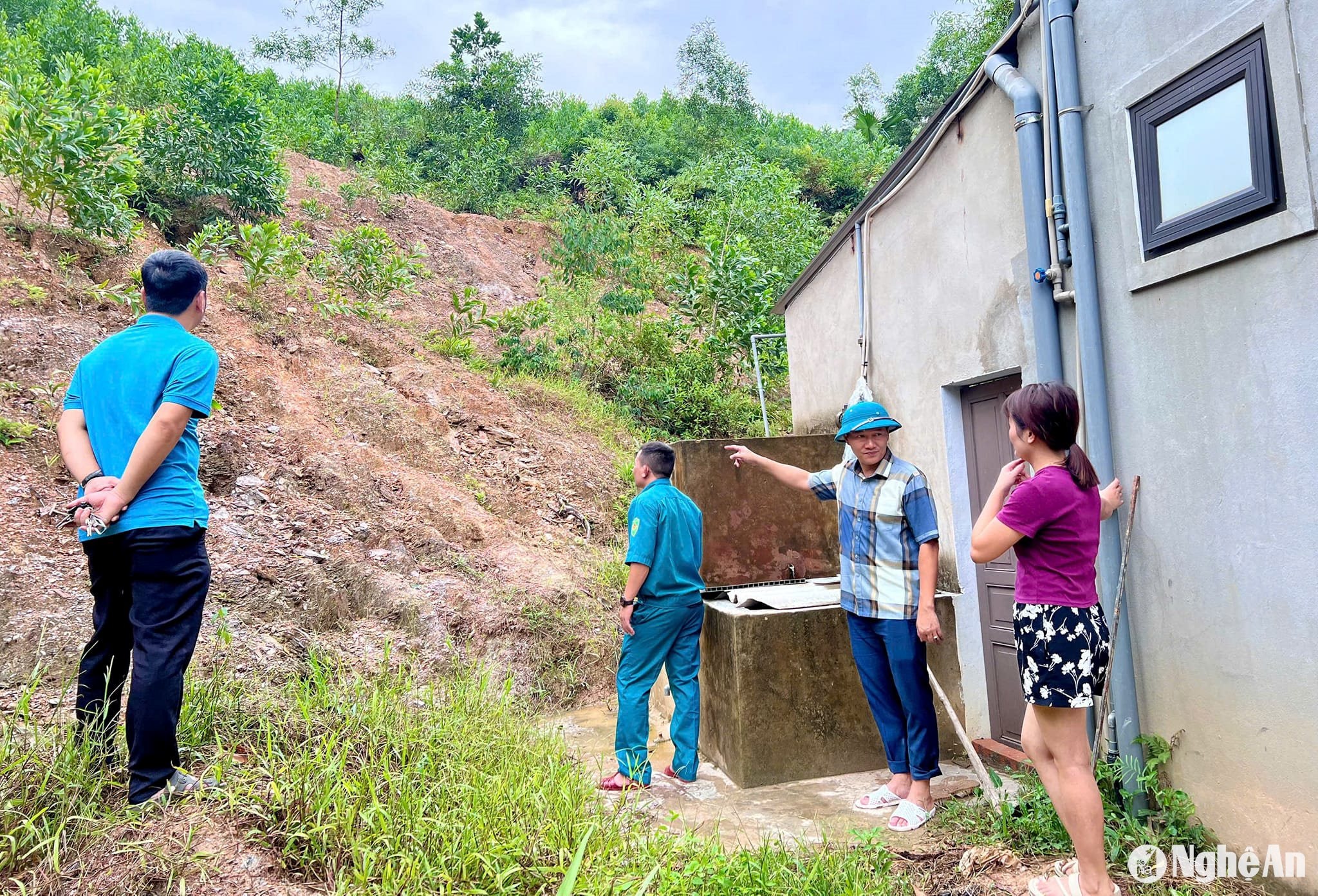  Chính quyền thị trấn Thanh Chương kiểm tra tình trạng sạt lở ở các hộ dân nằm sát chân núi trên địa bàn. Ảnh: CSCC