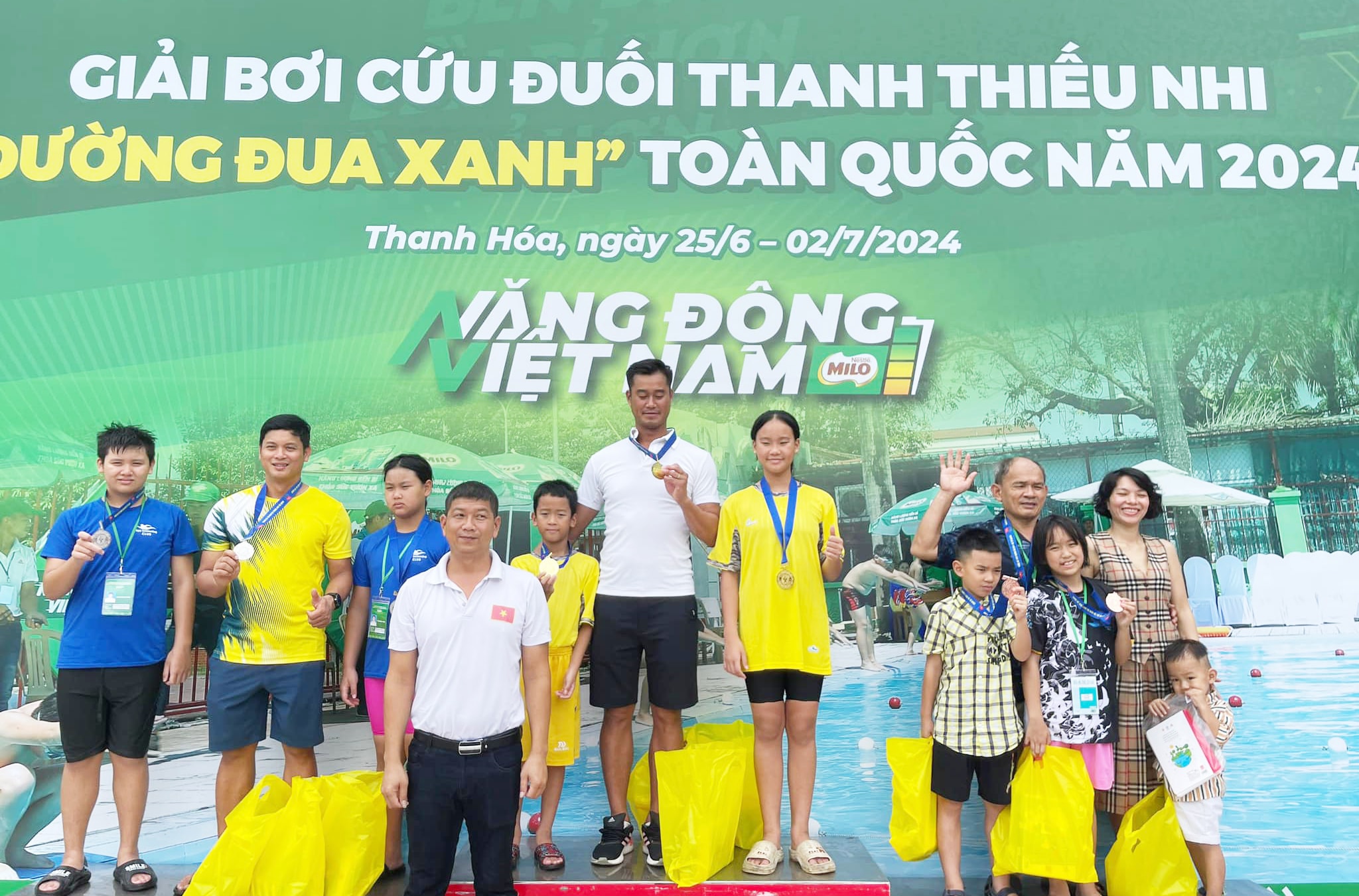 Anh Ngô Văn Đoàn (hàng trên, thứ 5 từ trái sang) cùng các học trò tại Giải bơi cứu đuối thiếu nhi 