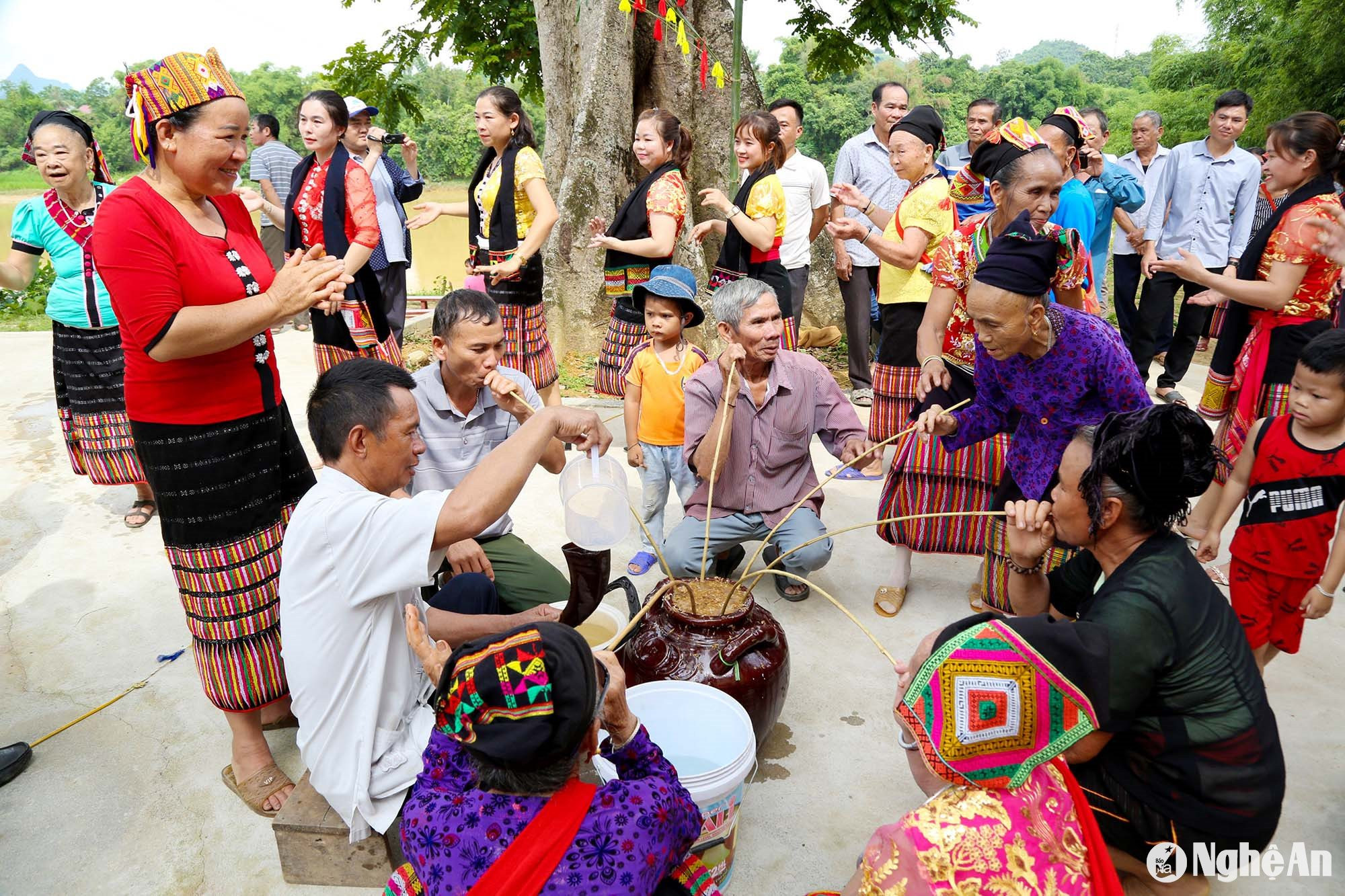 Bà con bản Bộng, xã Thành Sơn (Anh Sơn) và khách du lịch vui hội rượu cần. Ảnh: Đình Tuyên